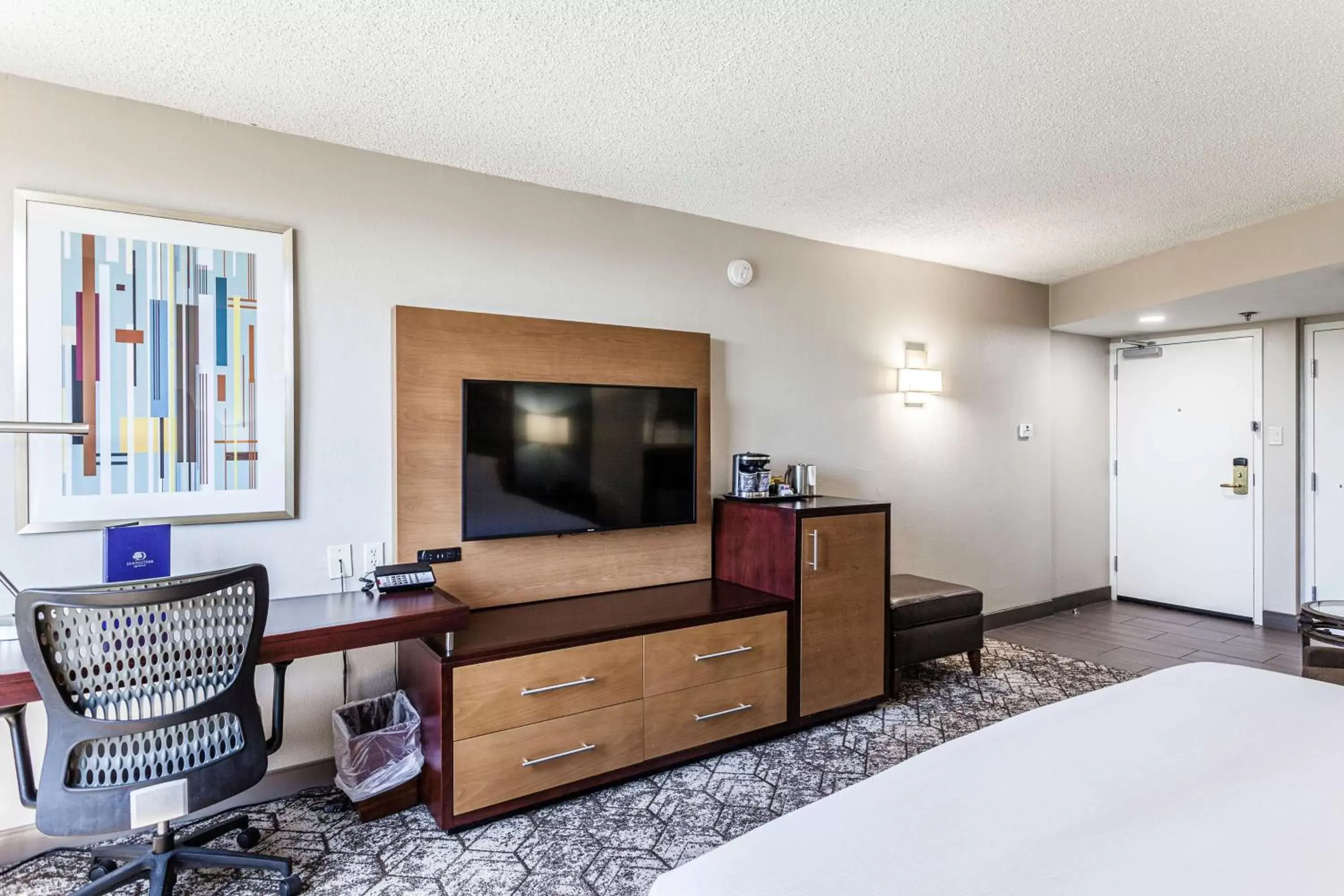 Bedroom, TV/Entertainment Center in DoubleTree by Hilton Memphis