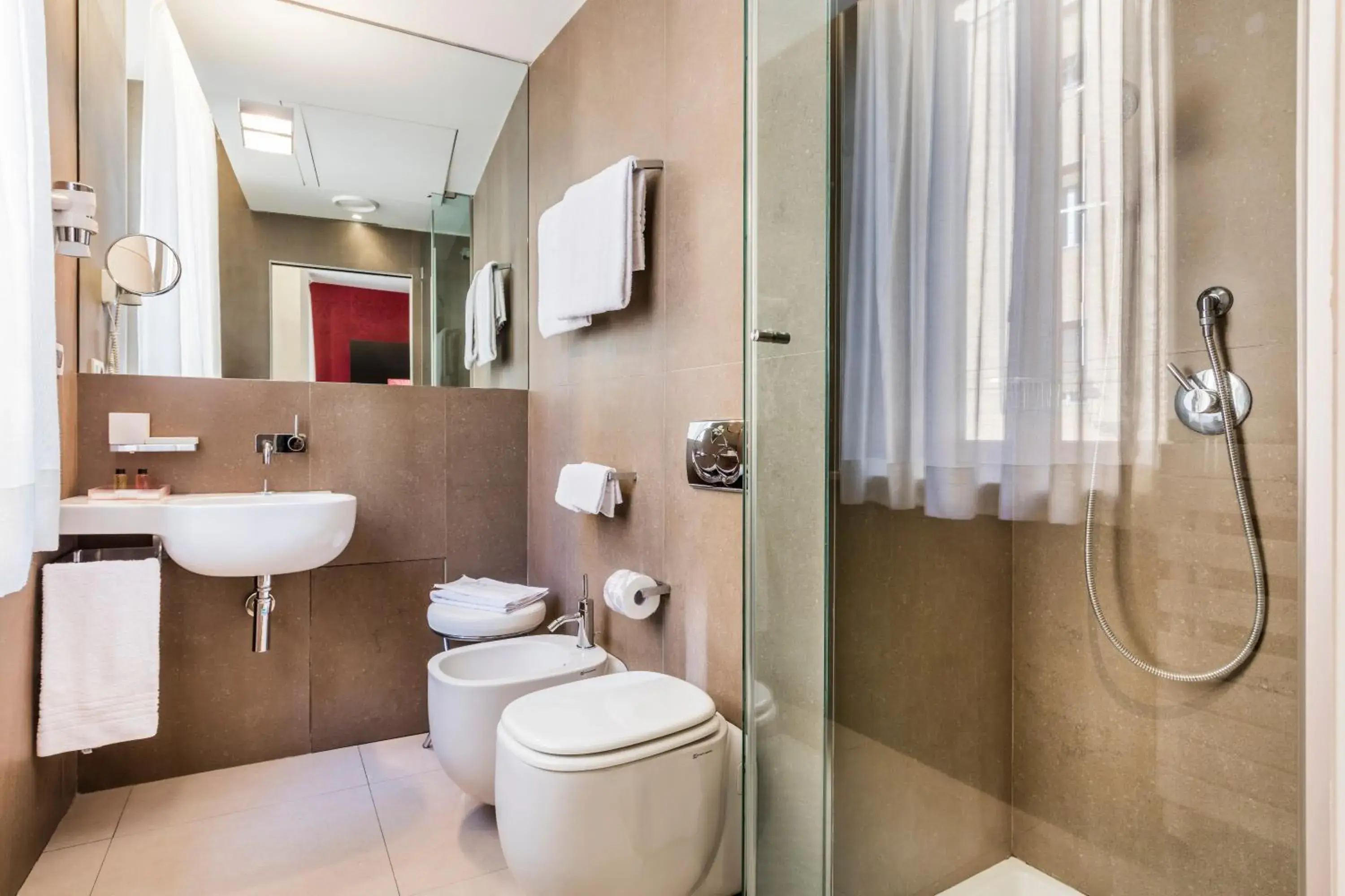 Shower, Bathroom in Savoy Hotel