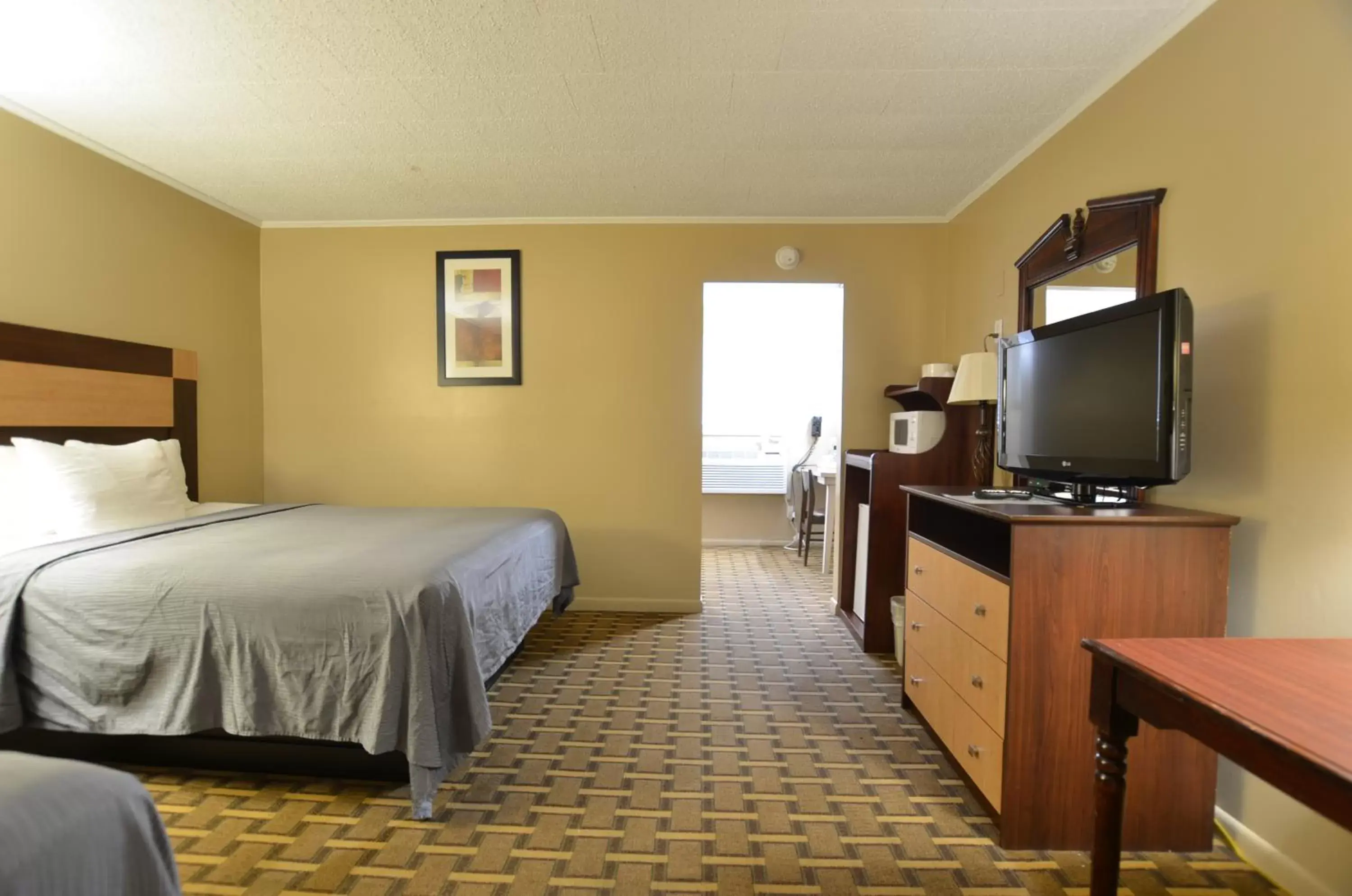 Bed, TV/Entertainment Center in Travelowes Motel - Maggie Valley