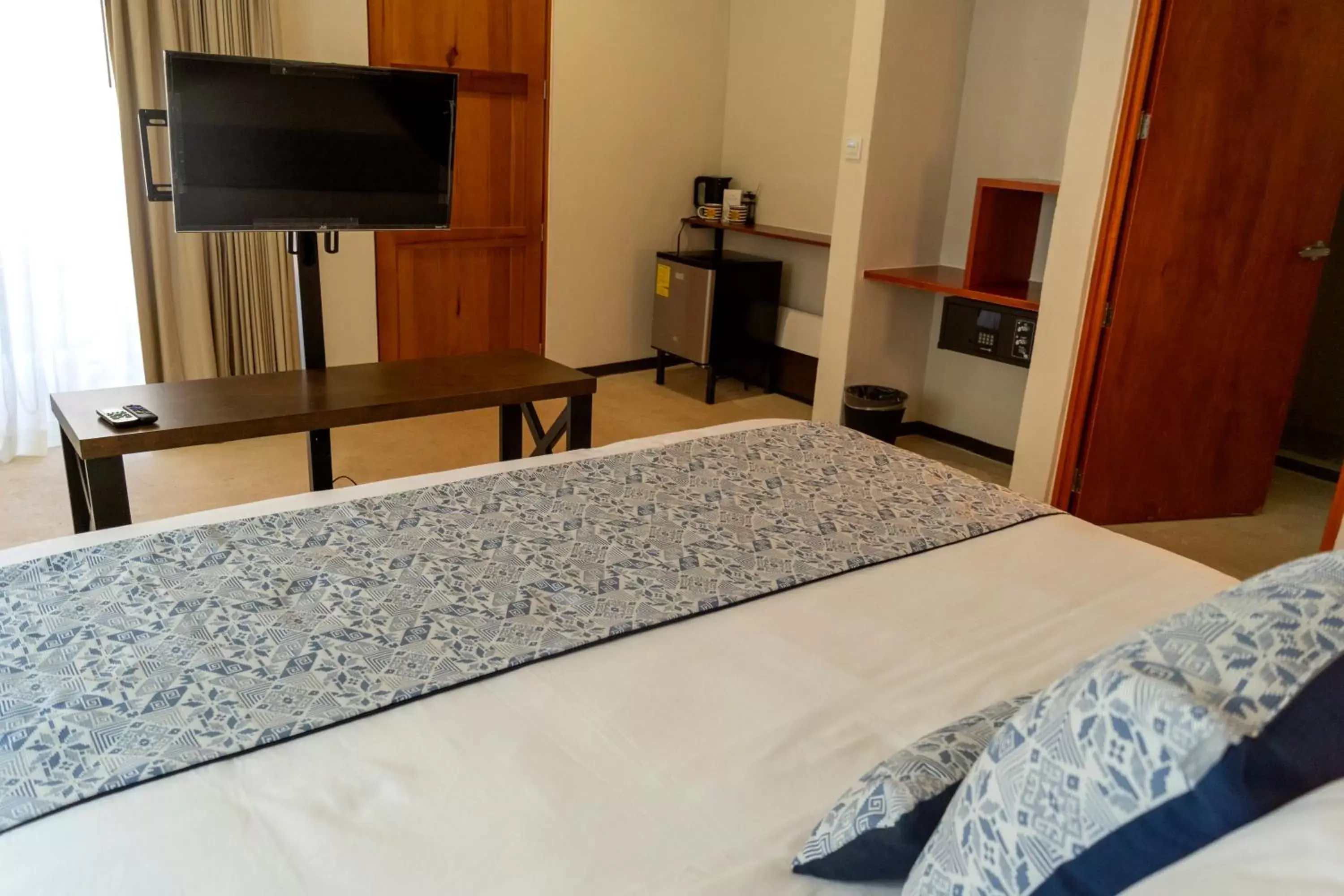 Bed, TV/Entertainment Center in Hotel Circulo Bacalar