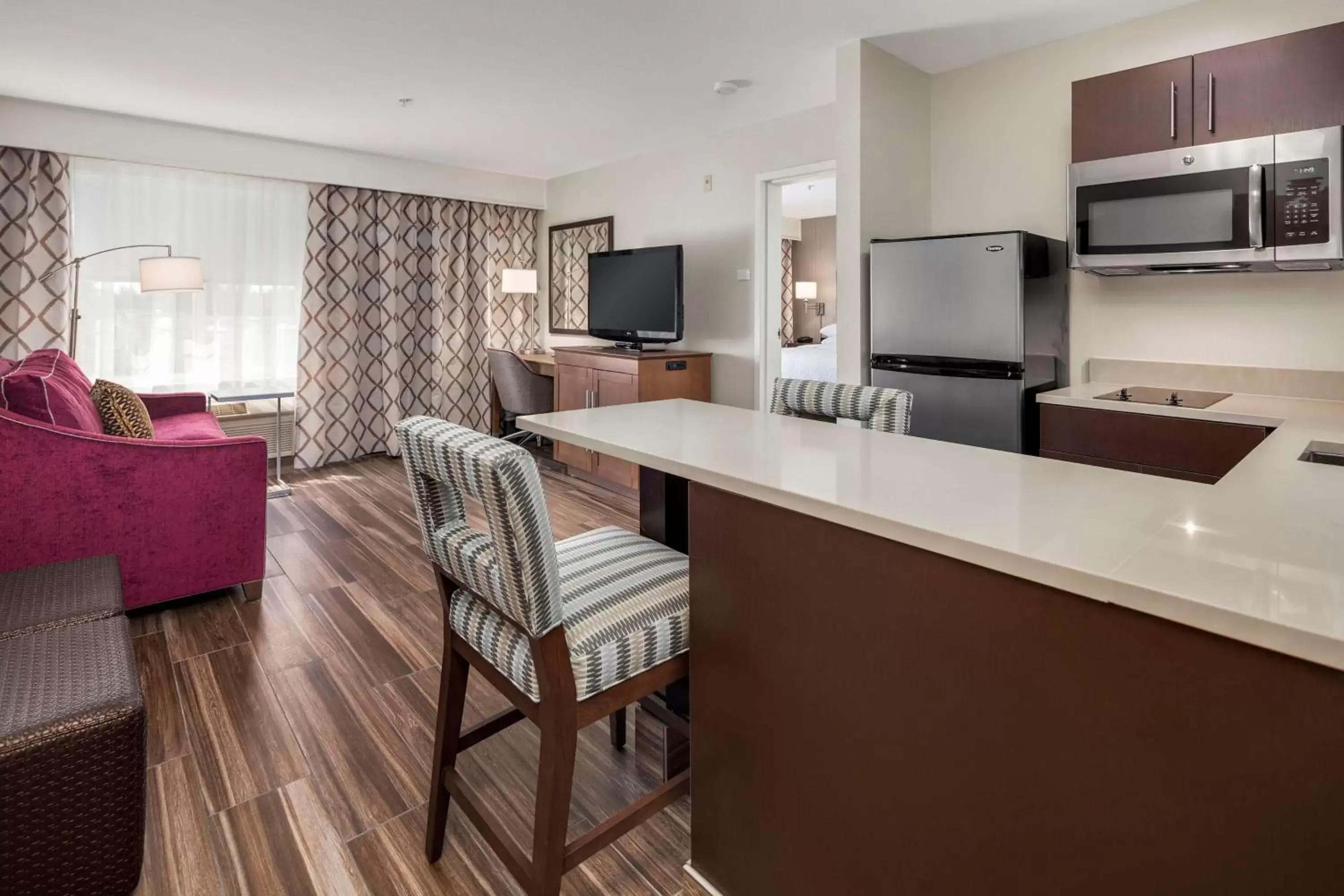 Kitchen or kitchenette, Kitchen/Kitchenette in Hampton Inn & Suites Seattle North/Lynnwood