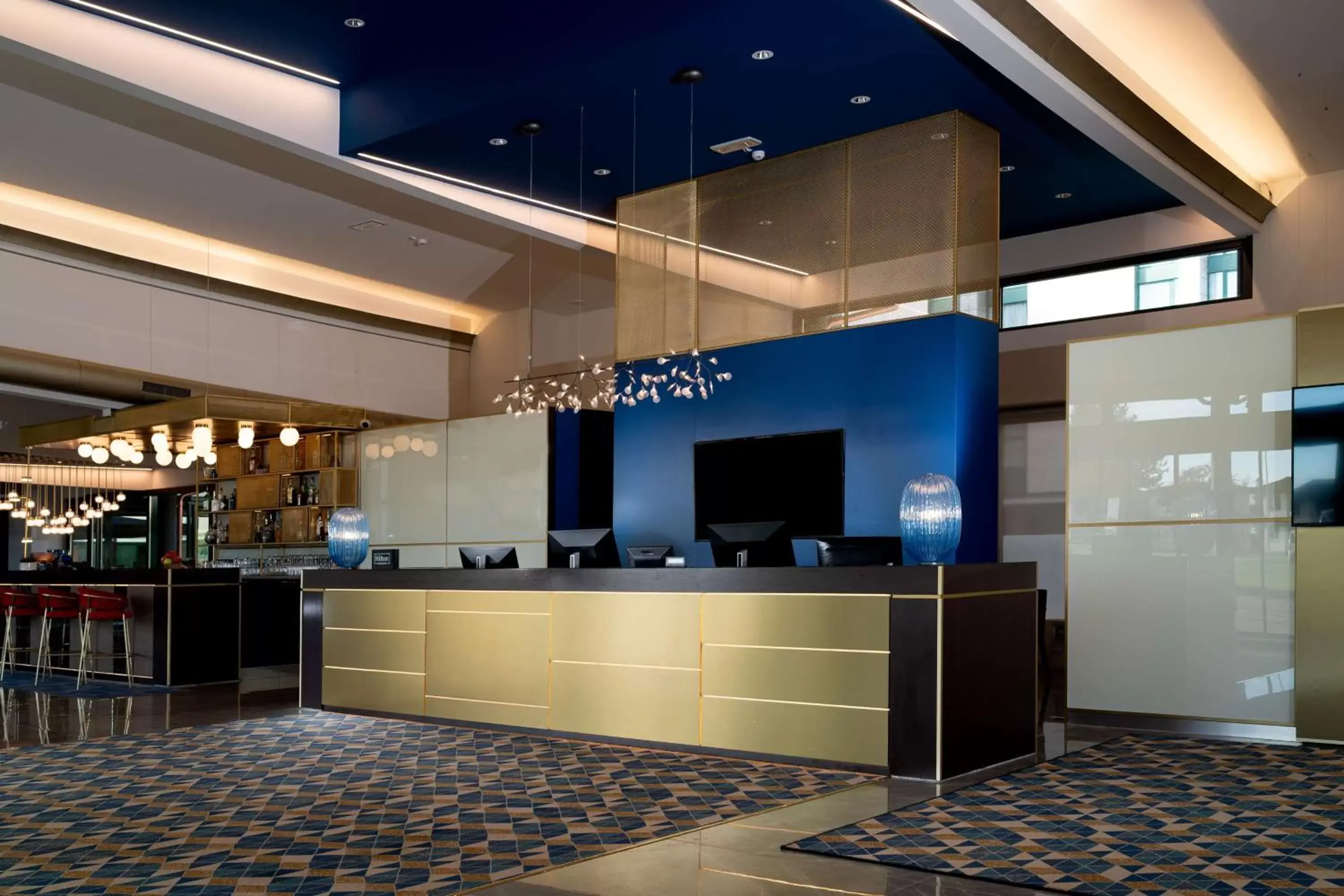 Lobby or reception, TV/Entertainment Center in Doubletree by Hilton Milan Malpensa Solbiate Olona