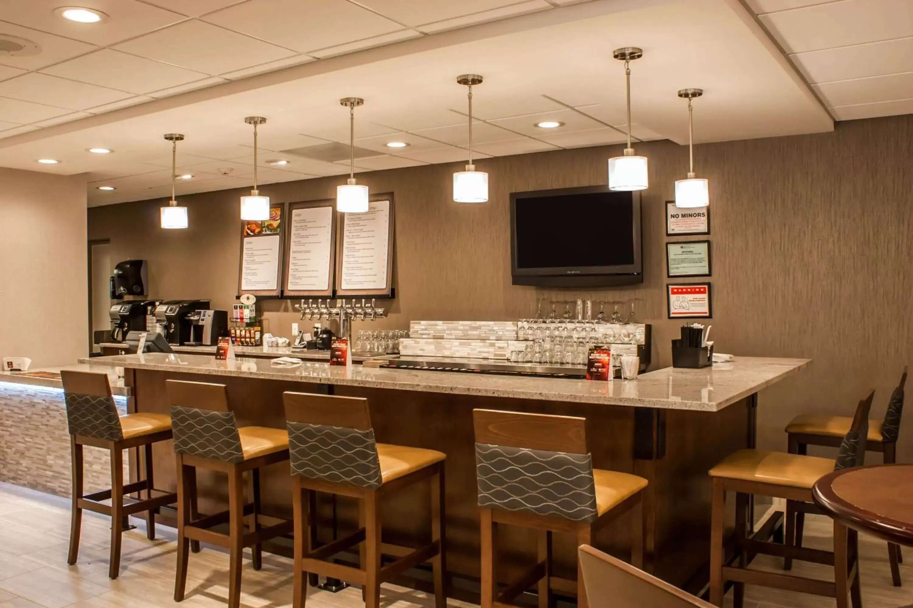 Lounge or bar, Restaurant/Places to Eat in SureStay Hotel by Best Western SeaTac Airport North