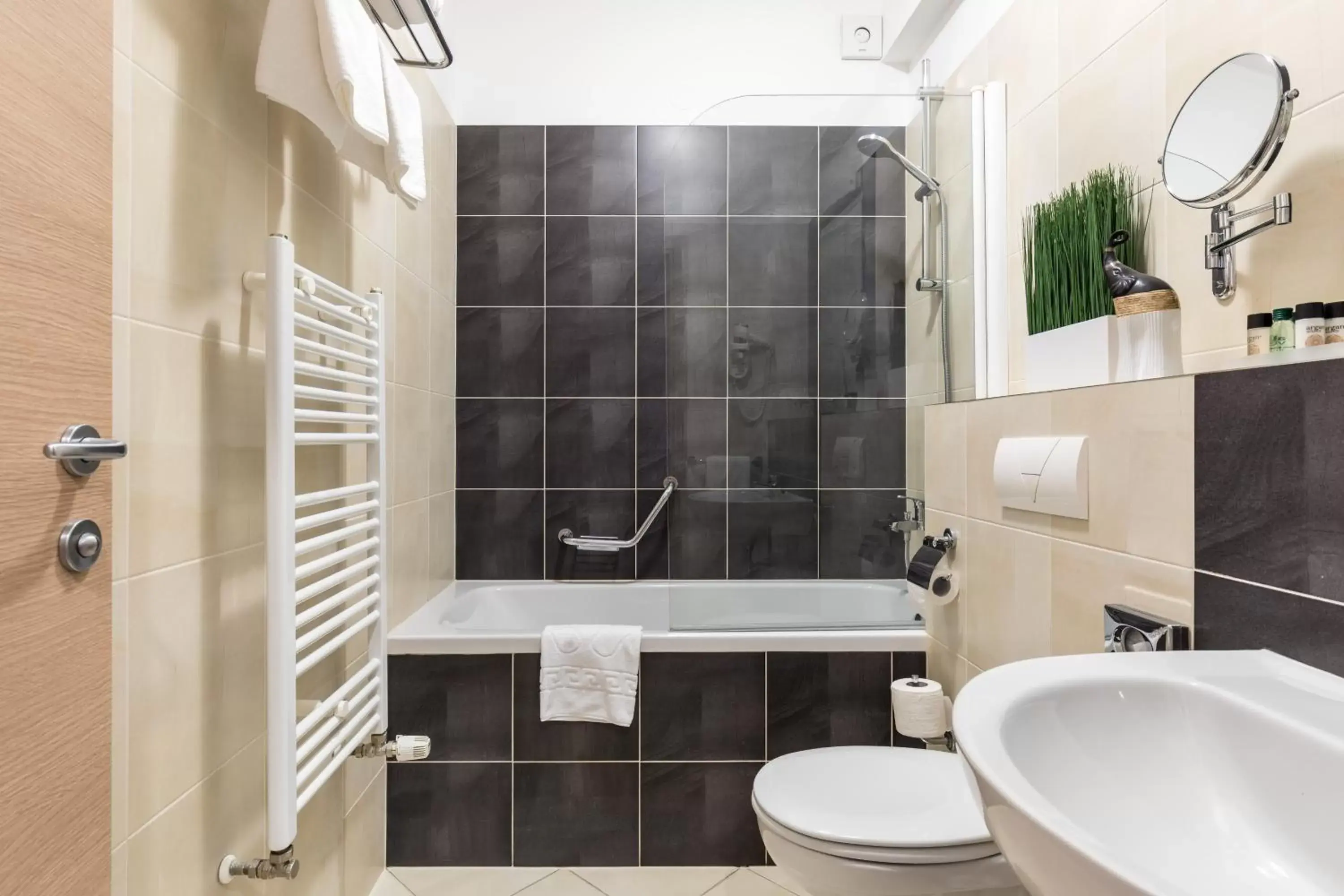 Shower, Bathroom in Hotel Mondo