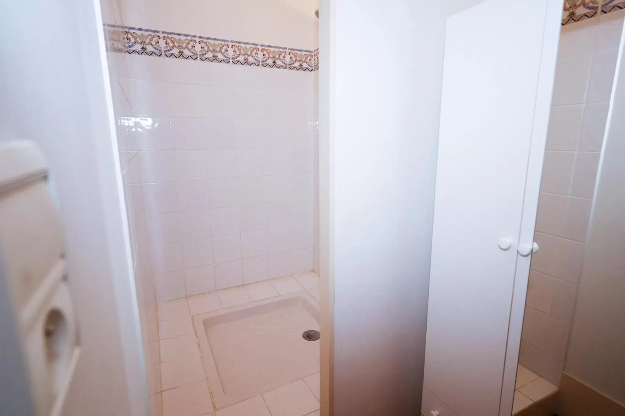 Shower, Bathroom in Queen's Escape