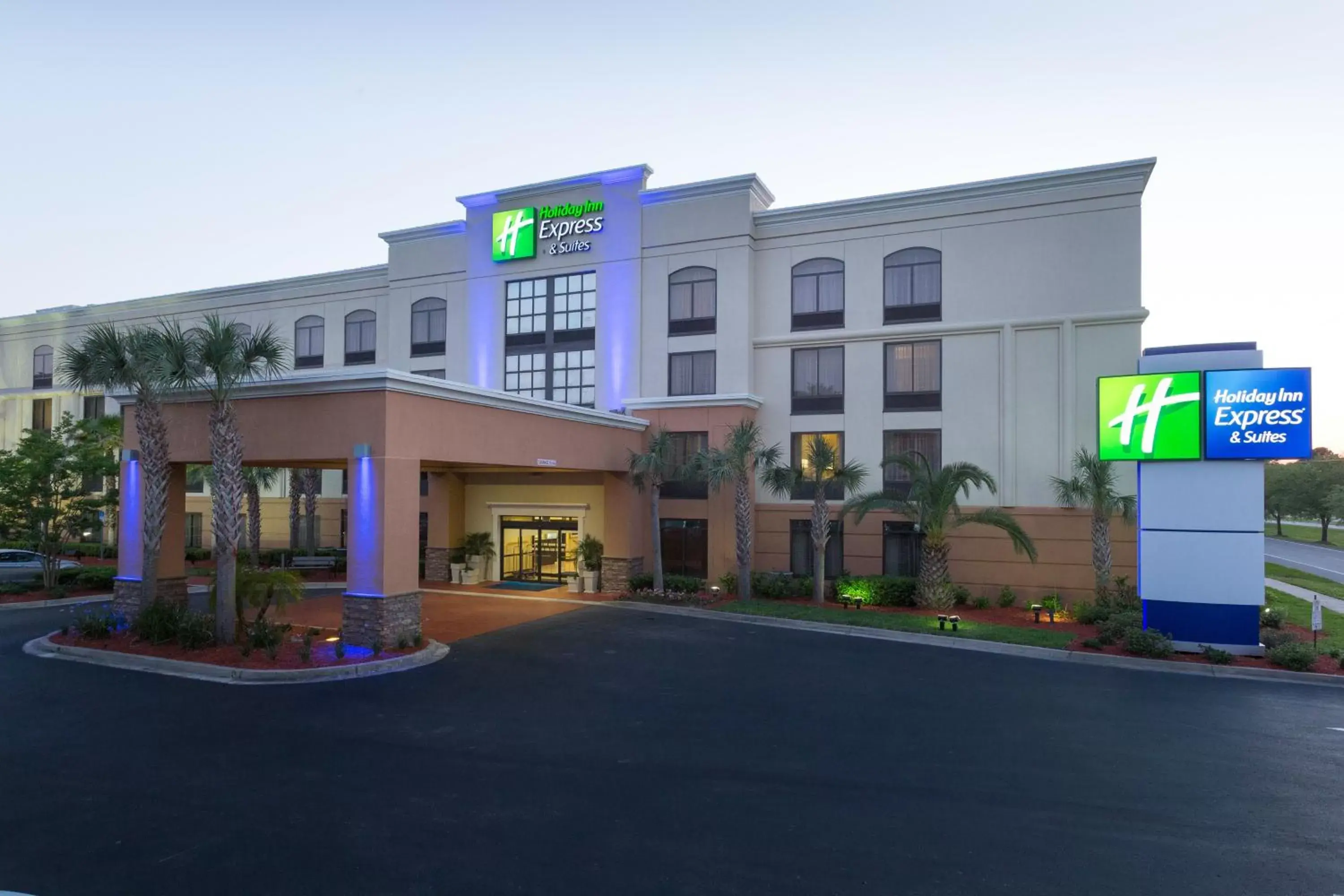 Property Building in Holiday Inn Express Hotel & Suites Jacksonville Airport, an IHG Hotel