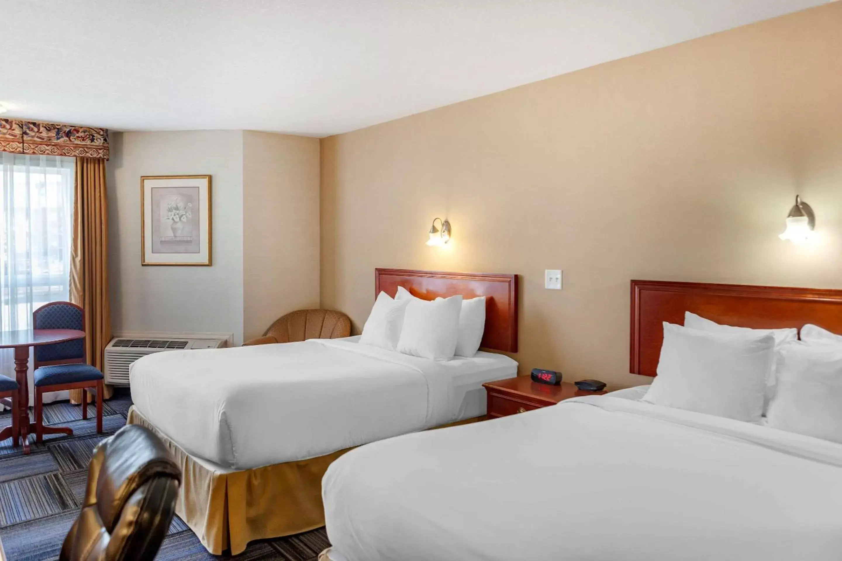 Photo of the whole room, Bed in Quality Inn & Suites Edmonton International Airport