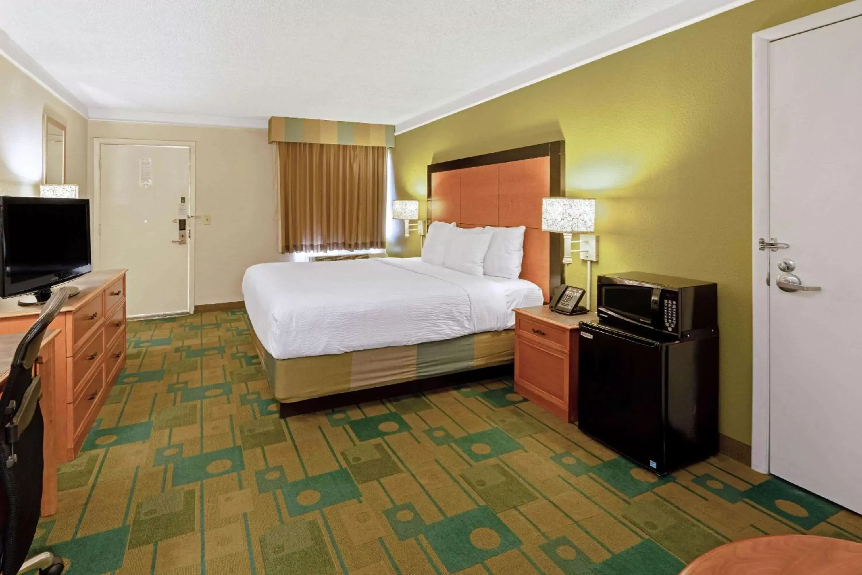 Photo of the whole room, Bed in La Quinta Inn by Wyndham Phoenix North