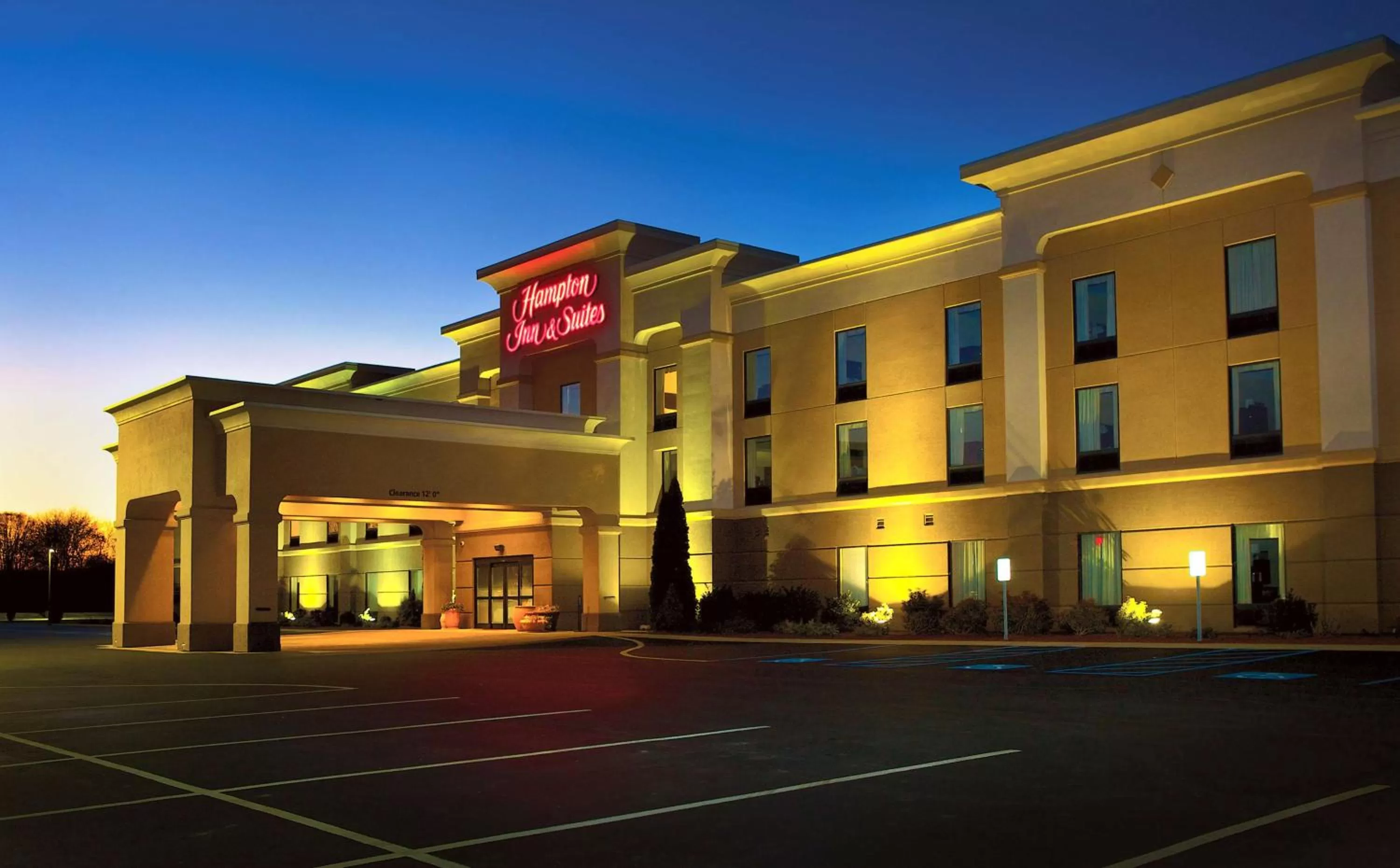 Property building in Hampton Inn and Suites of Lamar