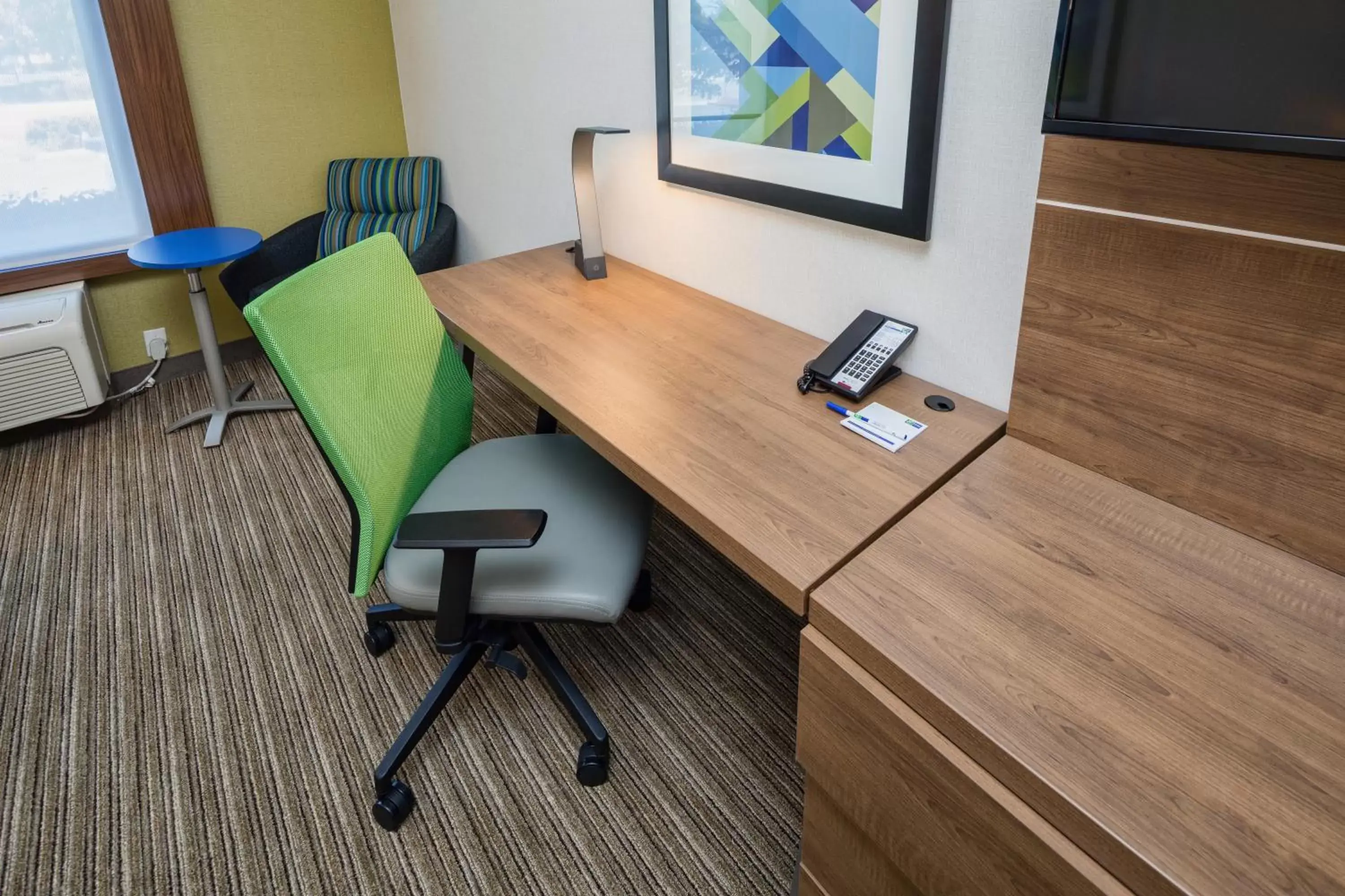 Photo of the whole room, TV/Entertainment Center in Holiday Inn Express Hotel & Suites Modesto-Salida, an IHG Hotel