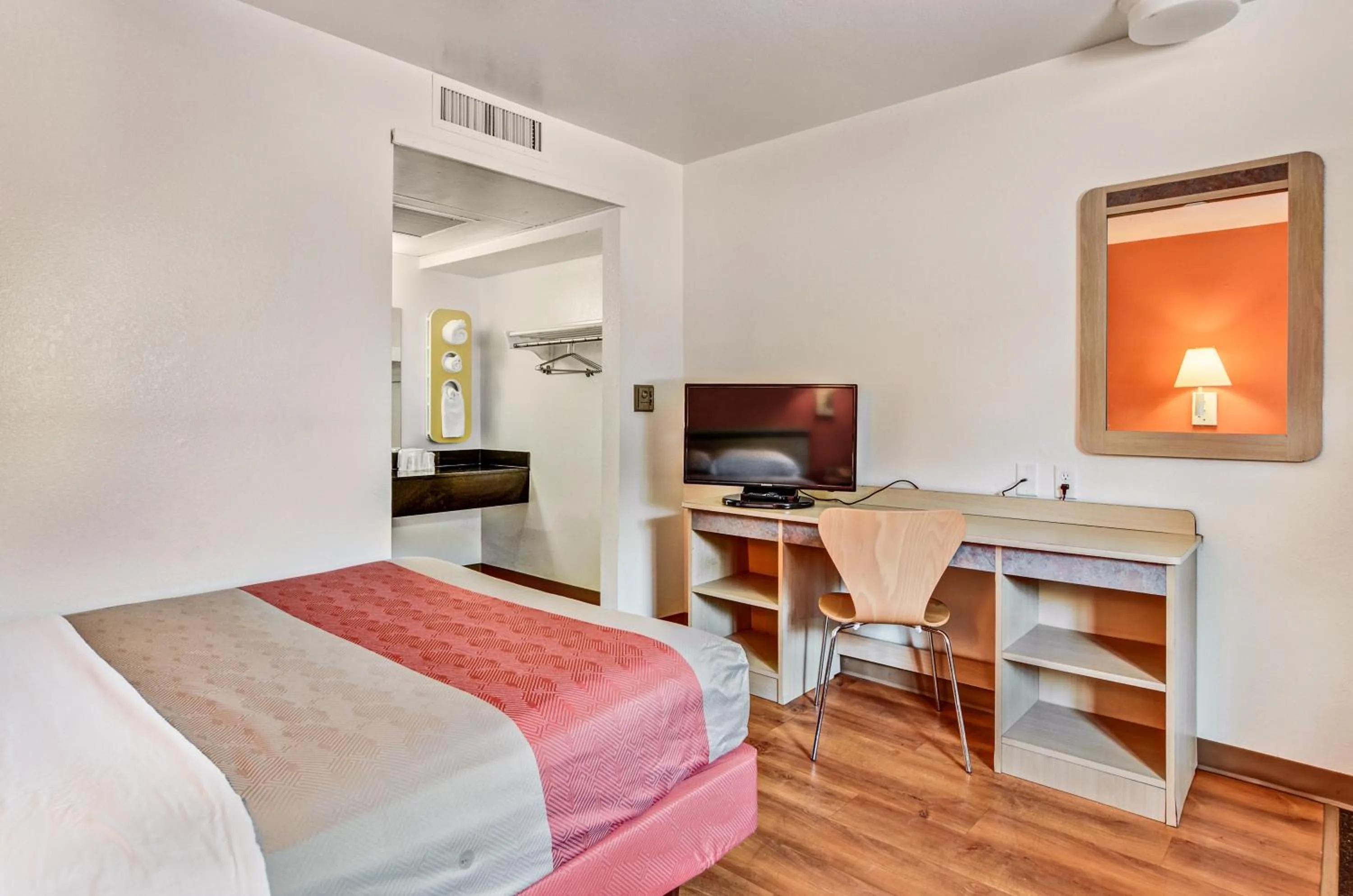 Bedroom, Bed in Motel 6-Pittsburgh, PA - Crafton