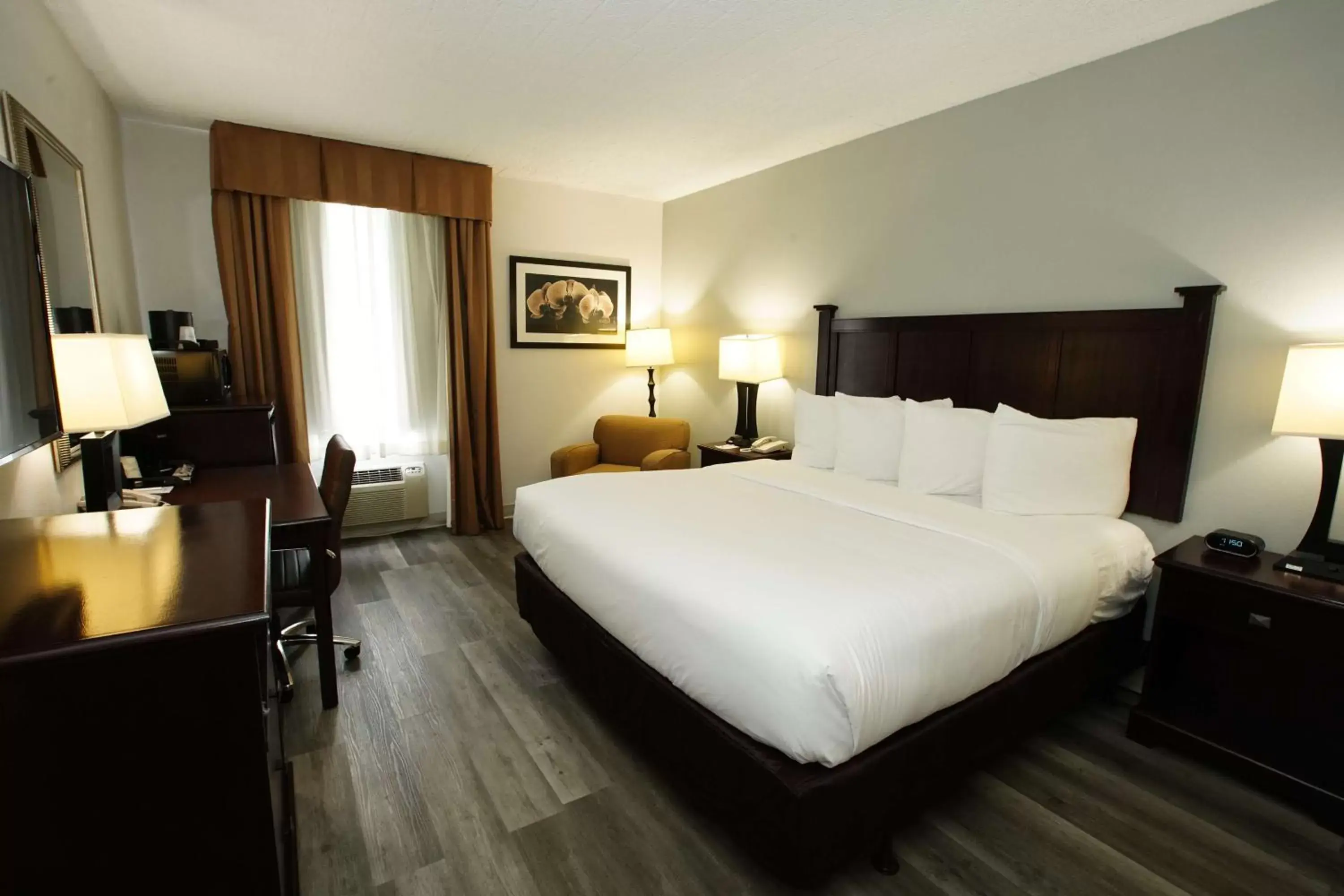 Bed in Best Western Paramus Hotel & Suites