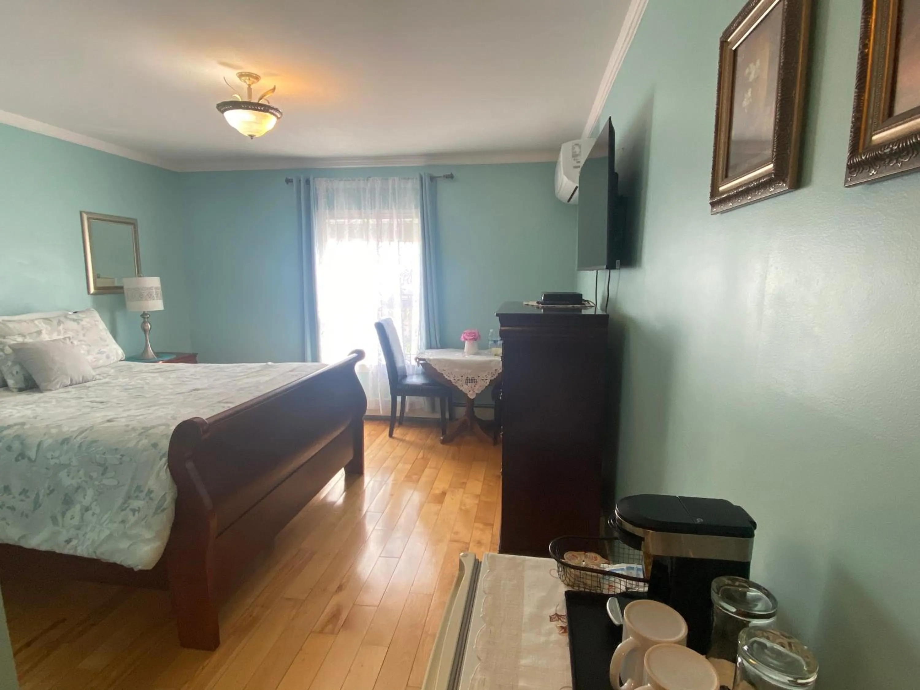 Bed in Inn on the Harbour