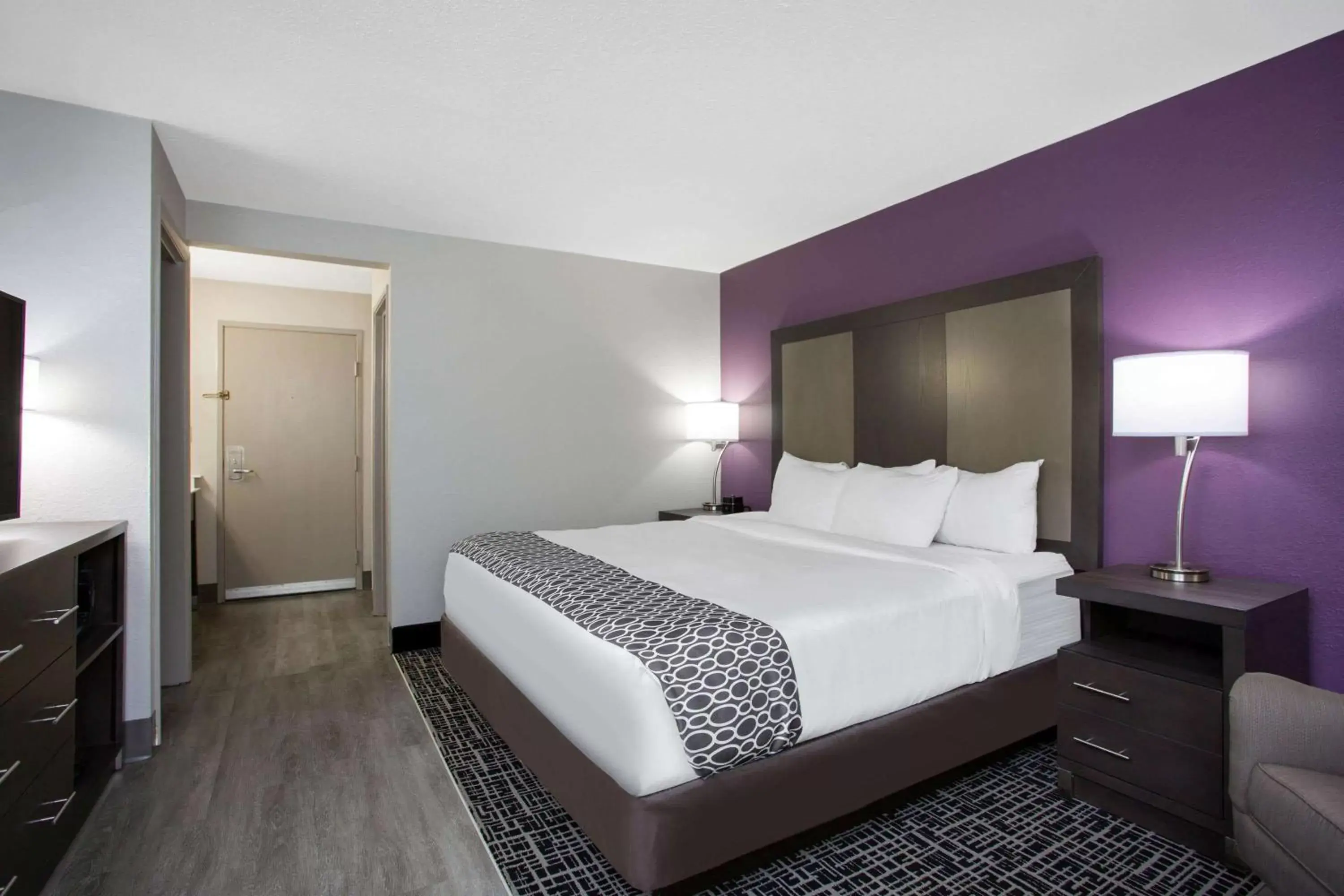 Photo of the whole room, Bed in La Quinta Inn by Wyndham Roanoke Salem