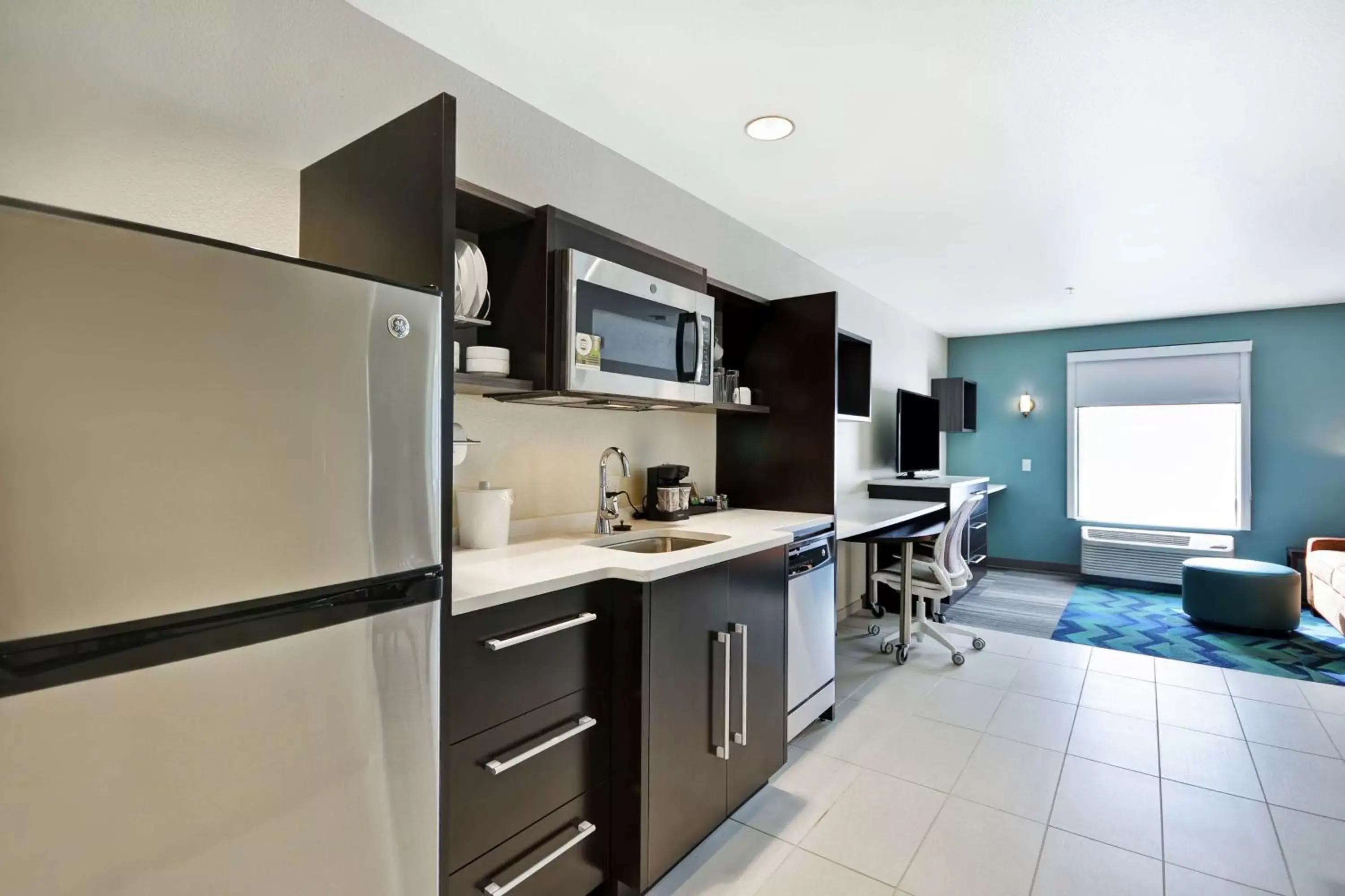 Bedroom, Kitchen/Kitchenette in Home2 Suites By Hilton Carbondale