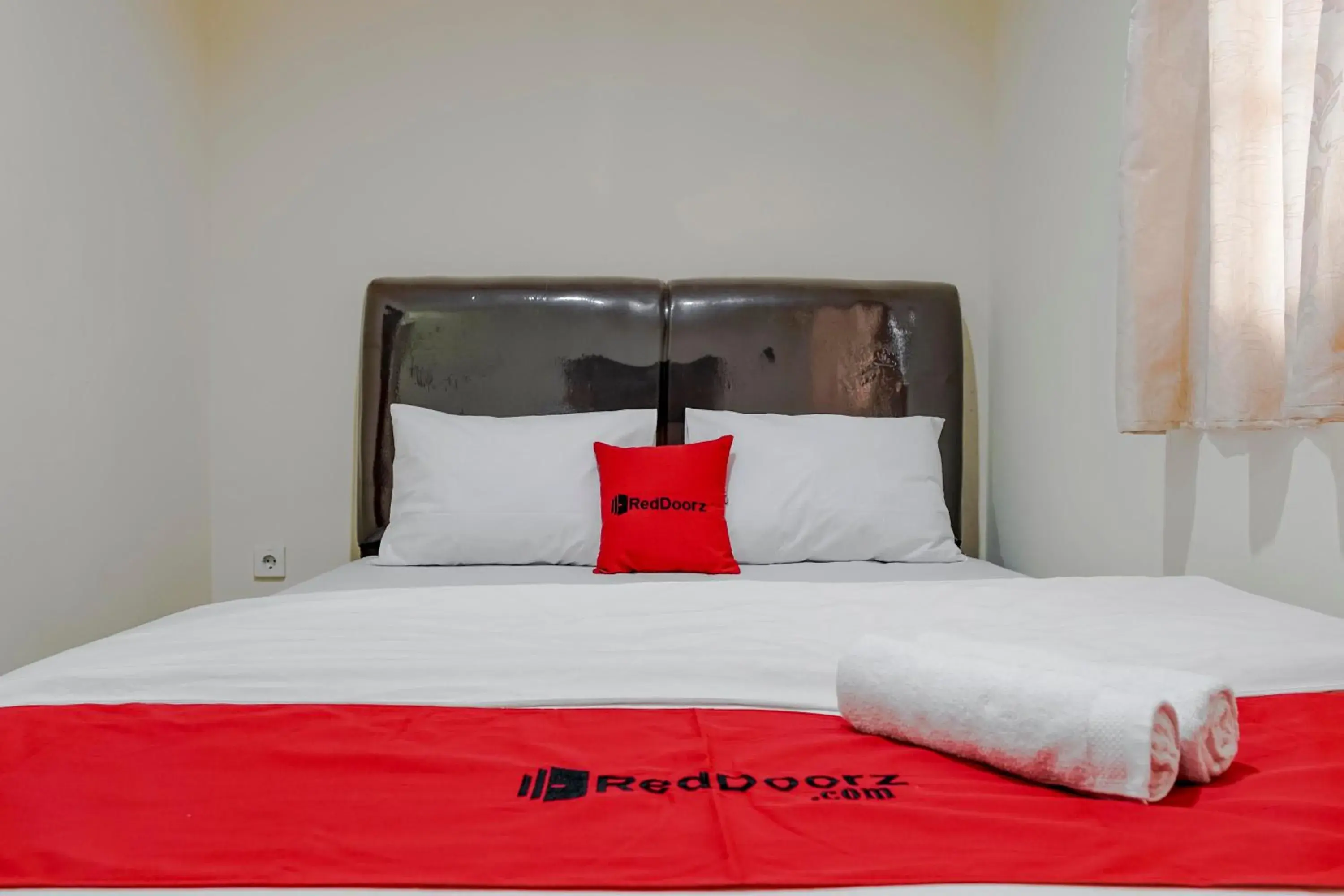 Bedroom, Bed in RedDoorz @ Jalan Biak Roxy Jakarta