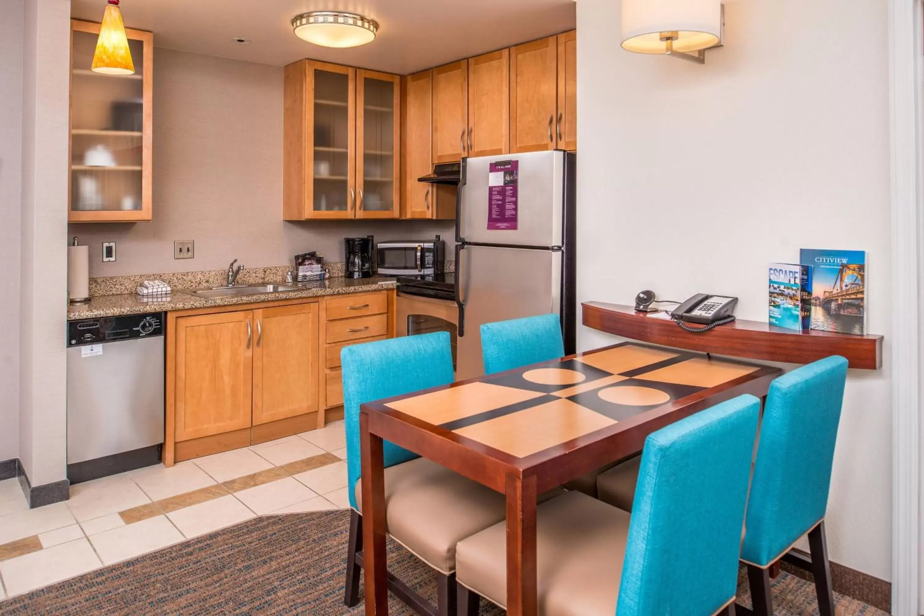 Bedroom, Kitchen/Kitchenette in Residence Inn Pittsburgh North Shore