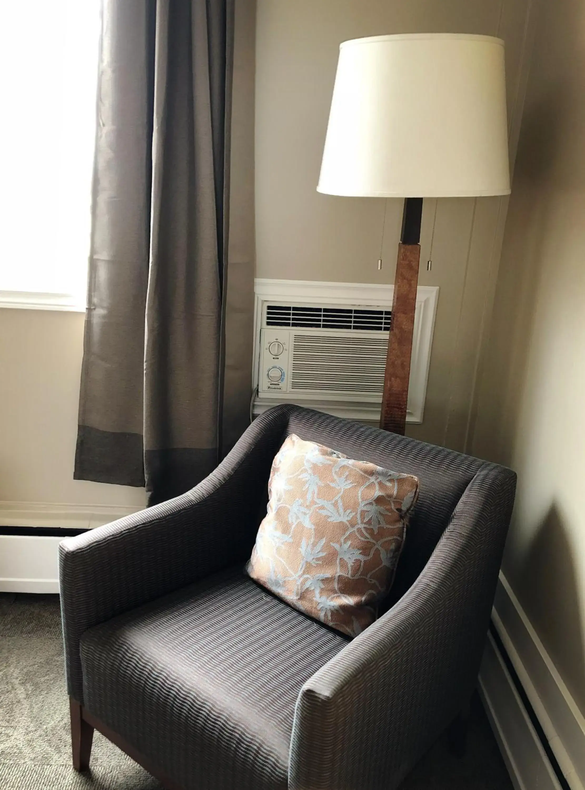 Living room, Bed in Seasons Inn Halifax