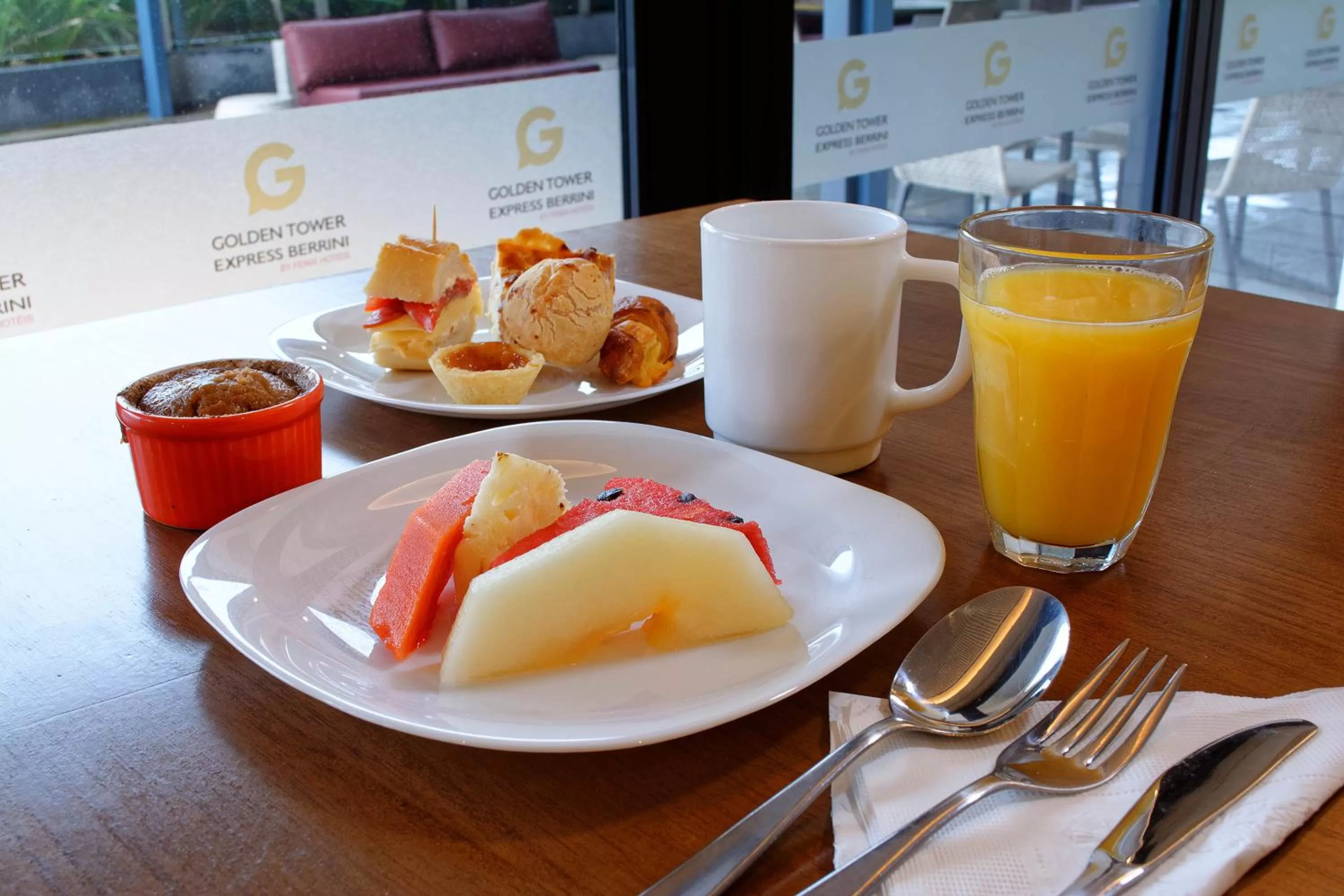 Buffet breakfast in Golden Tower Express Berrini by Fênix Hotéis