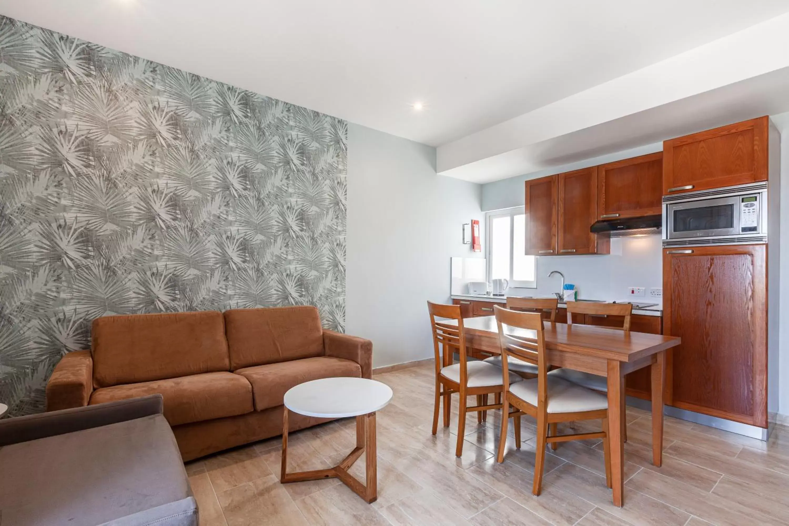 Kitchen or kitchenette, Dining Area in Pergola Hotel & Spa