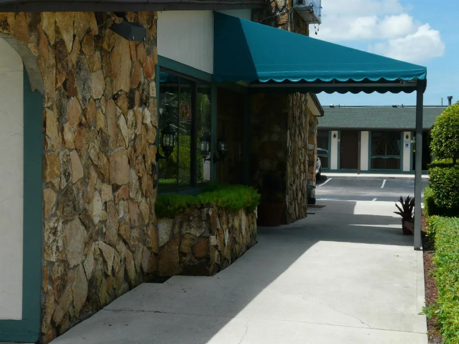 Facade/entrance, Property Building in Spinnaker Inn of Naples