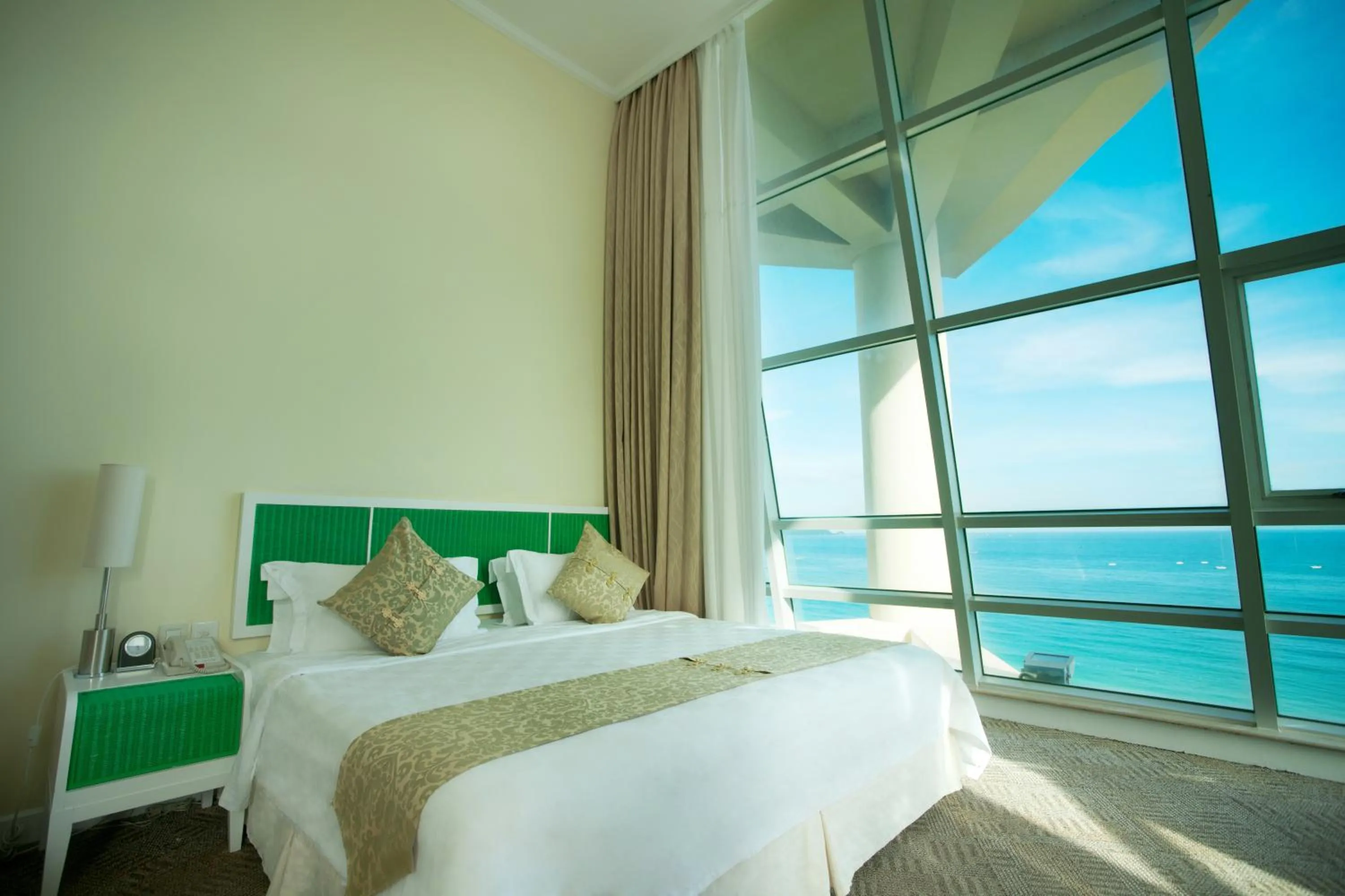 Bed in Sunshine Resort Intime Sanya