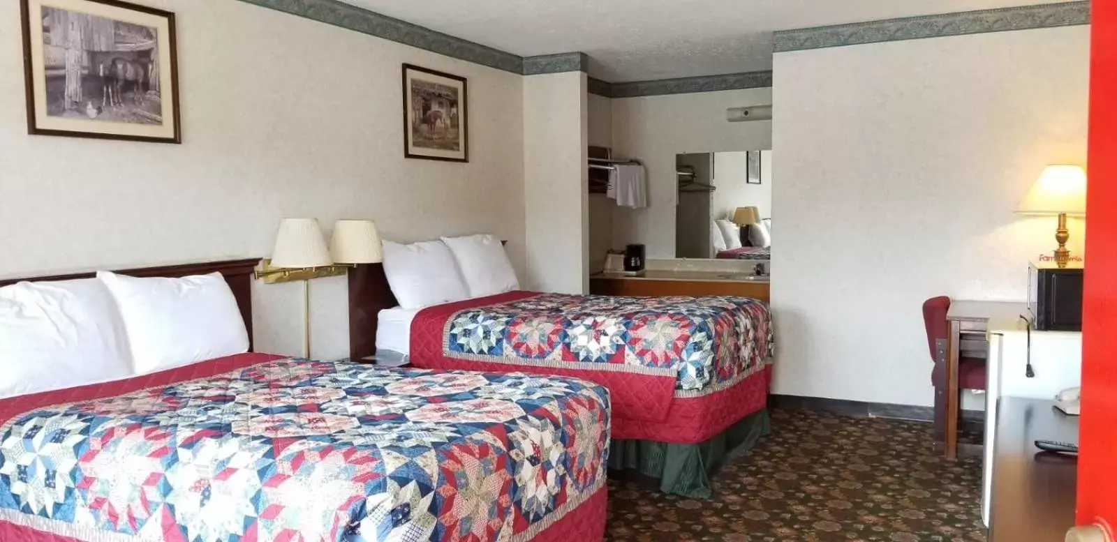 Photo of the whole room, Bed in Americas Inn Bardstown