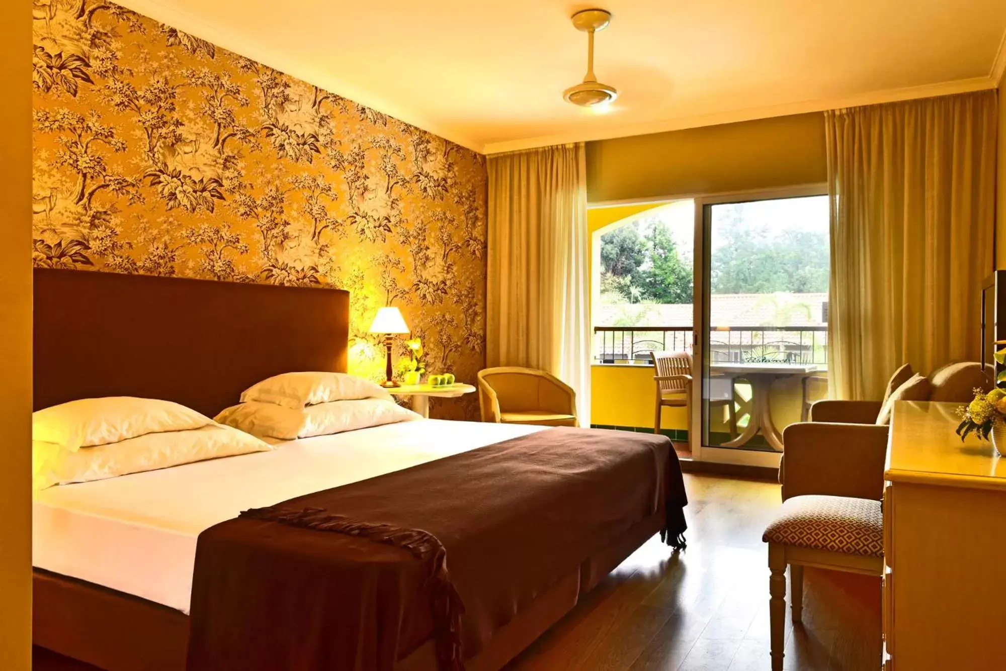 Balcony/Terrace, Bed in Pestana Village Garden Hotel
