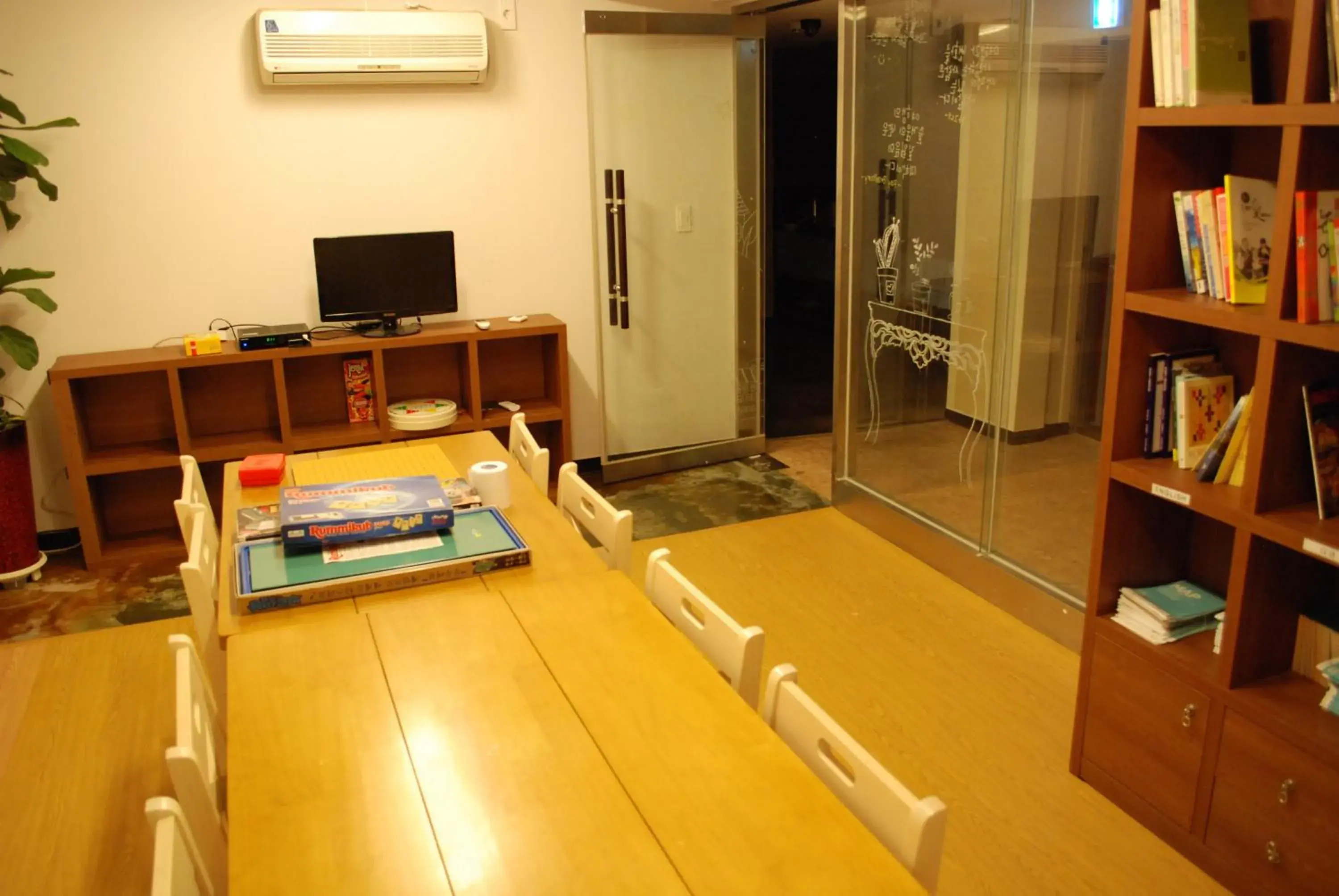 Library, TV/Entertainment Center in Jeju R Guesthouse