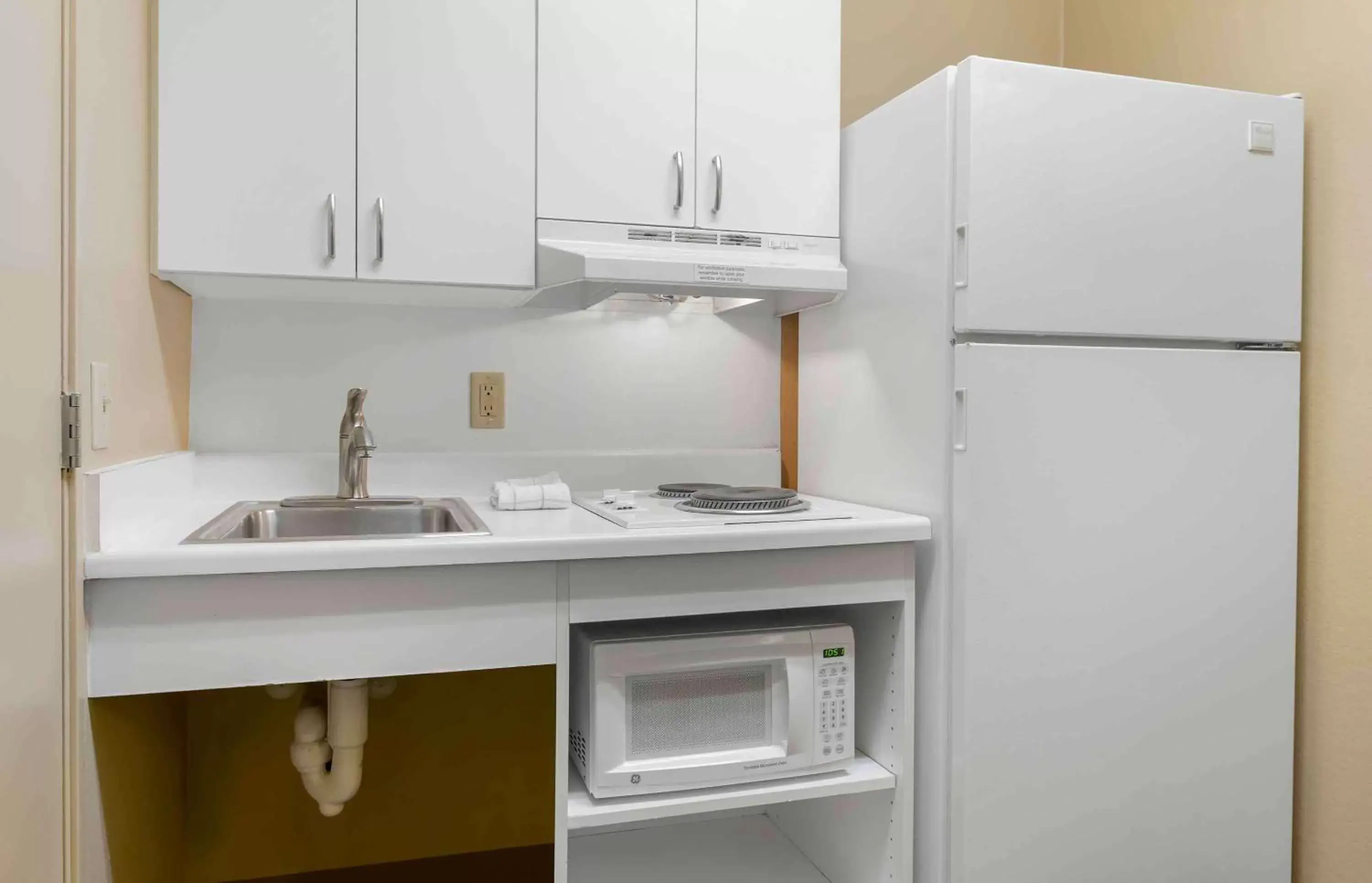 Bedroom, Kitchen/Kitchenette in Extended Stay America Select Suites - Tampa - Brandon