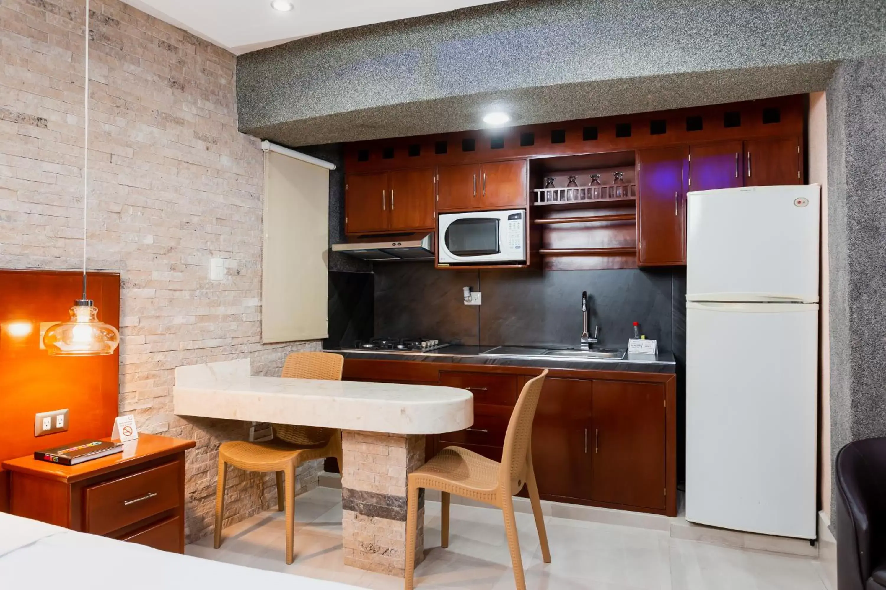 Kitchen/Kitchenette in Hotel & Suites Country