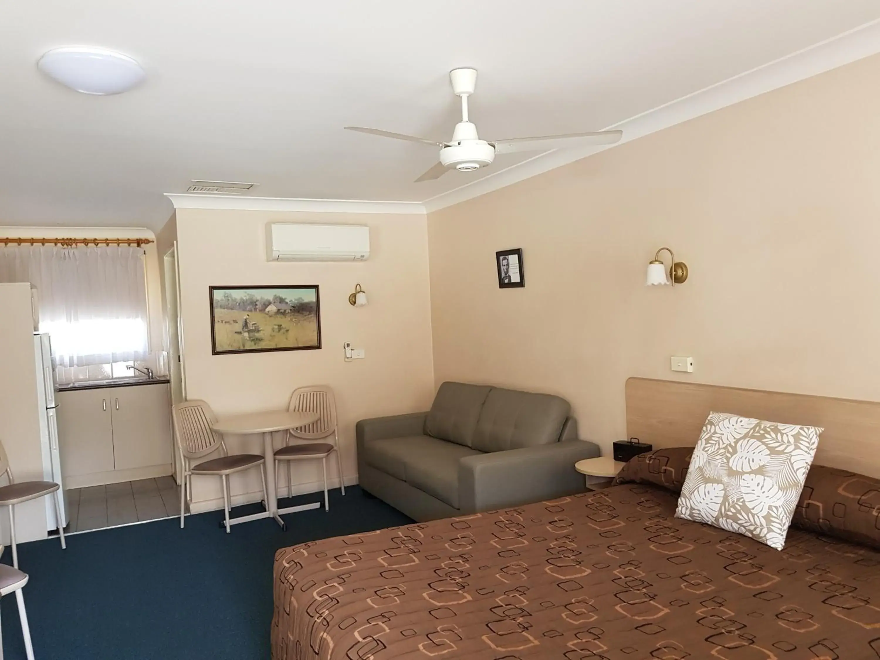 Photo of the whole room, Seating Area in Abraham Lincoln Motel