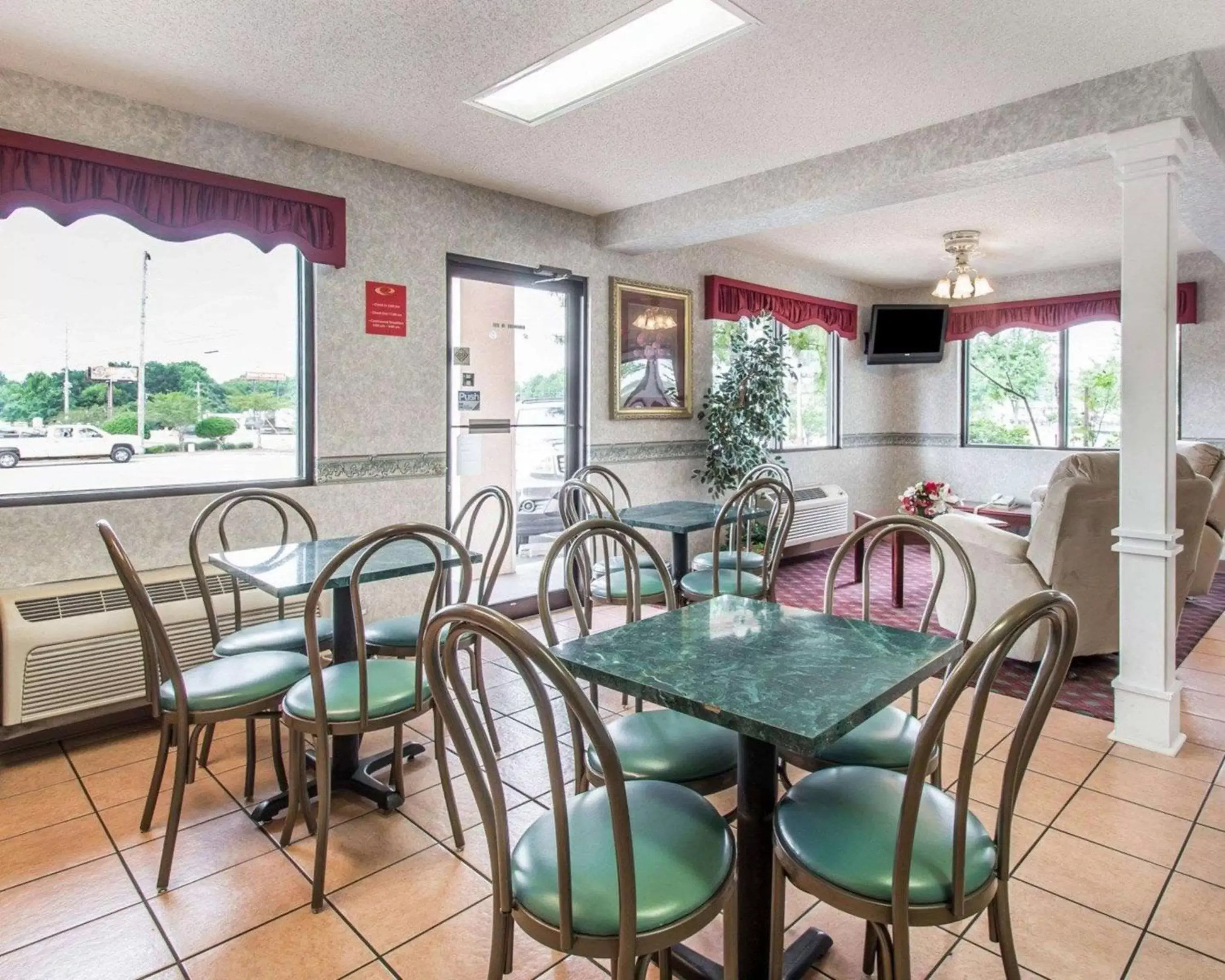 Lobby or reception, Restaurant/Places to Eat in Econo Lodge Dothan