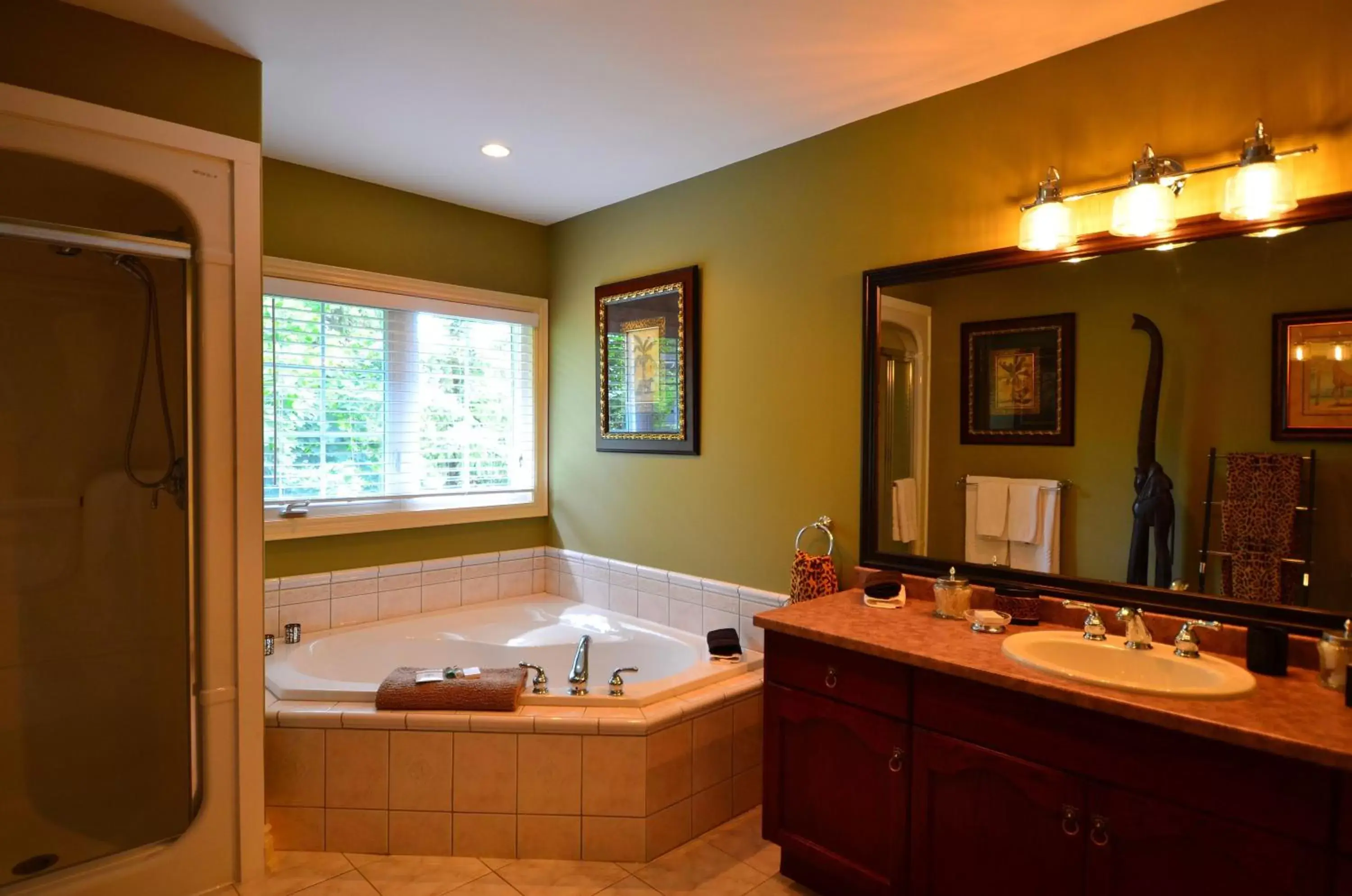 Bathroom in Explorer House Bed & Breakfast