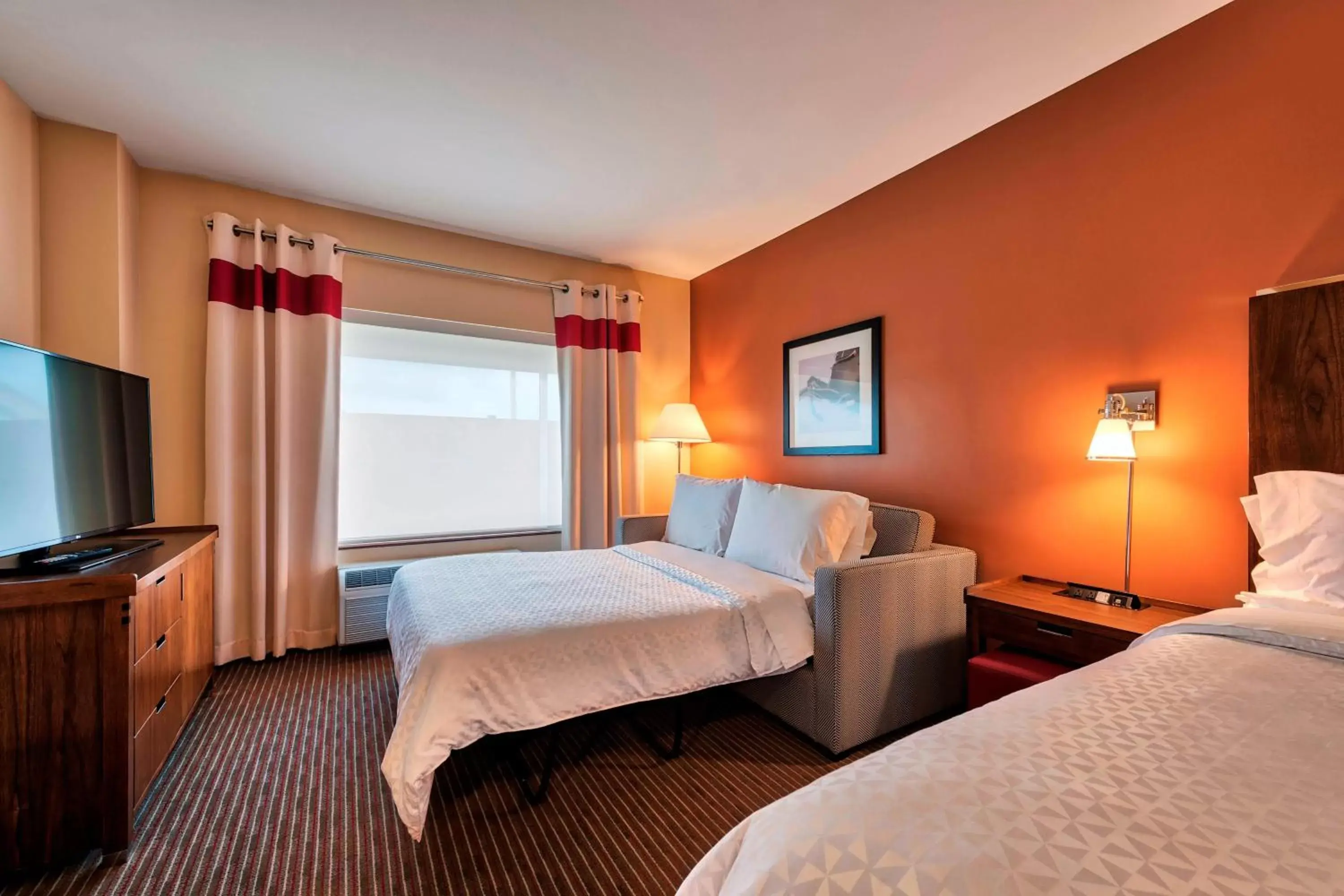 Photo of the whole room, Bed in Four Points By Sheraton Houston Energy Corridor