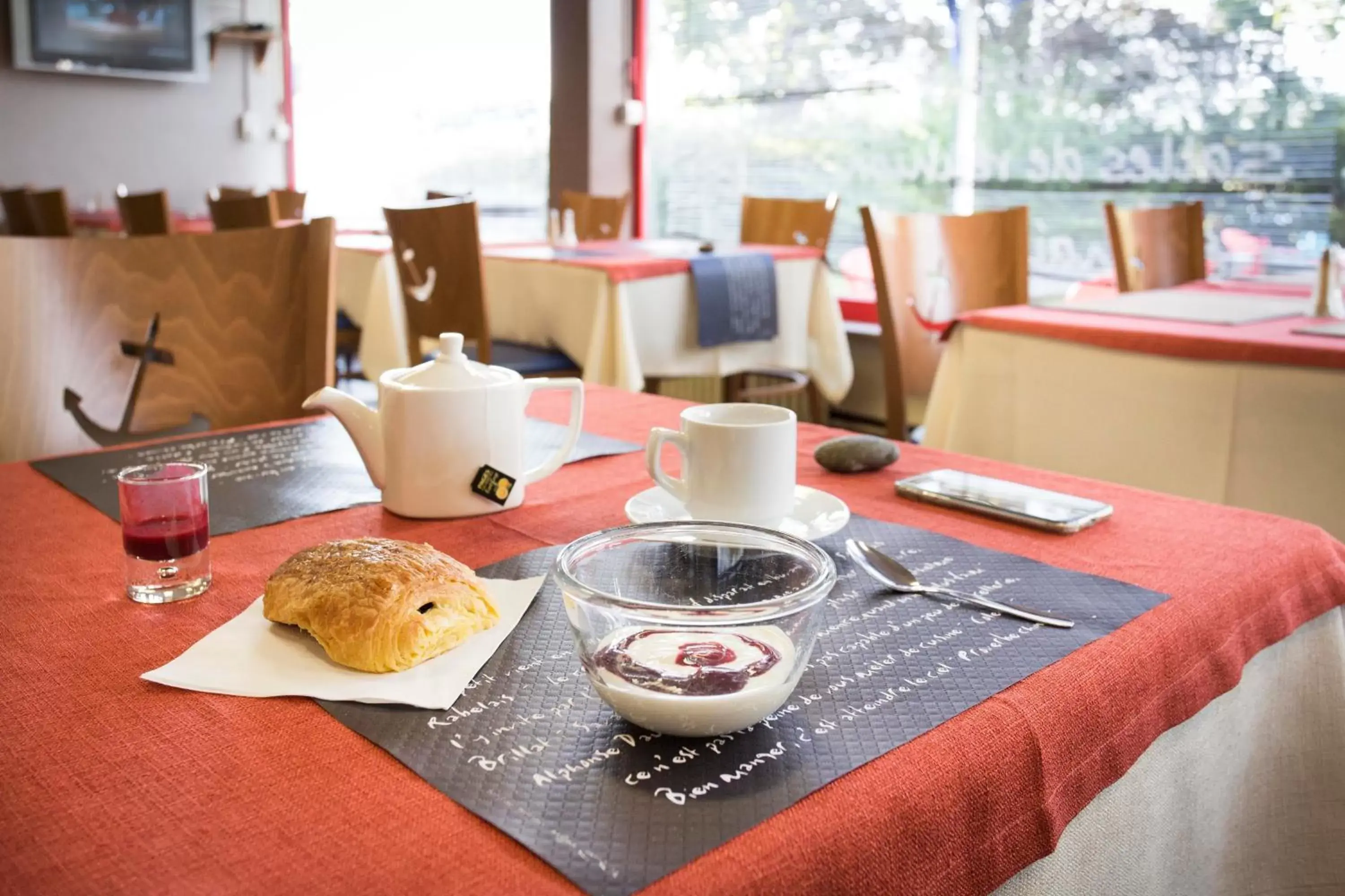 Breakfast, Restaurant/Places to Eat in Hôtel Les Gens De Mer Lorient by Popinns