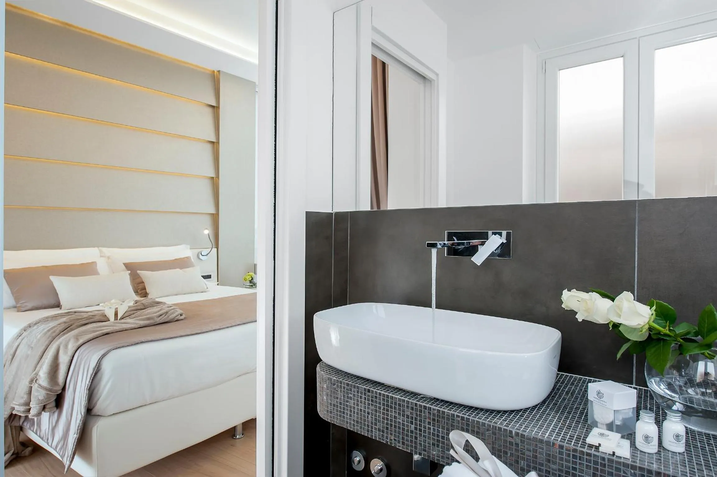 Photo of the whole room, Bed in Vatican Style