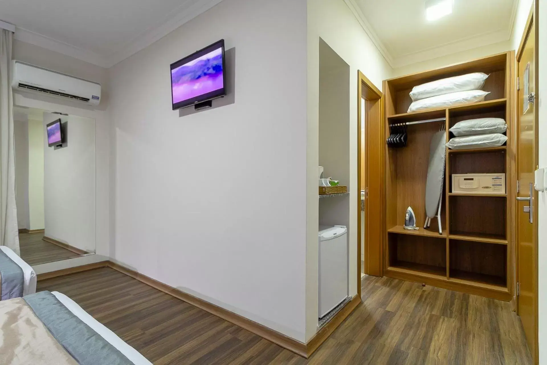 Photo of the whole room, TV/Entertainment Center in Comfort Hotel Bauru