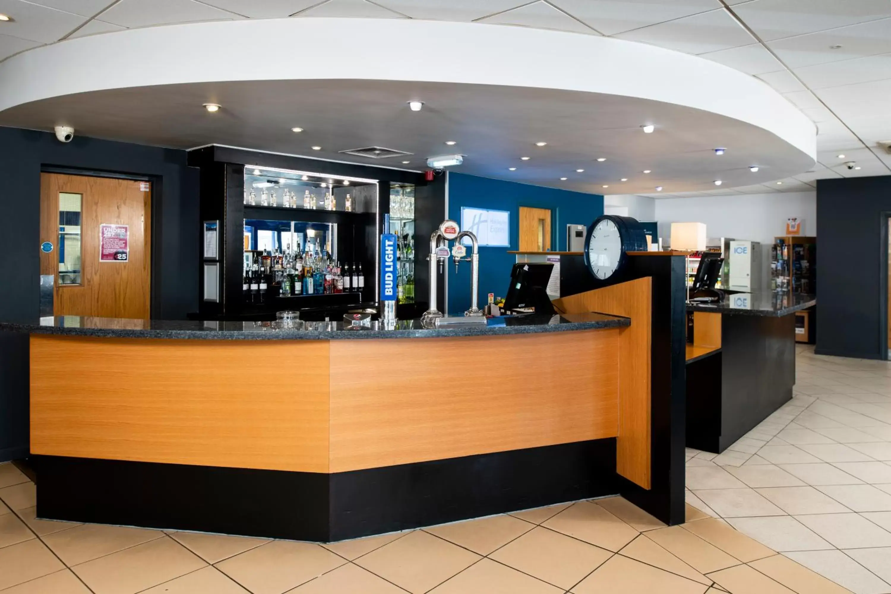 Lounge or bar in Holiday Inn Express Newcastle Gateshead, an IHG Hotel