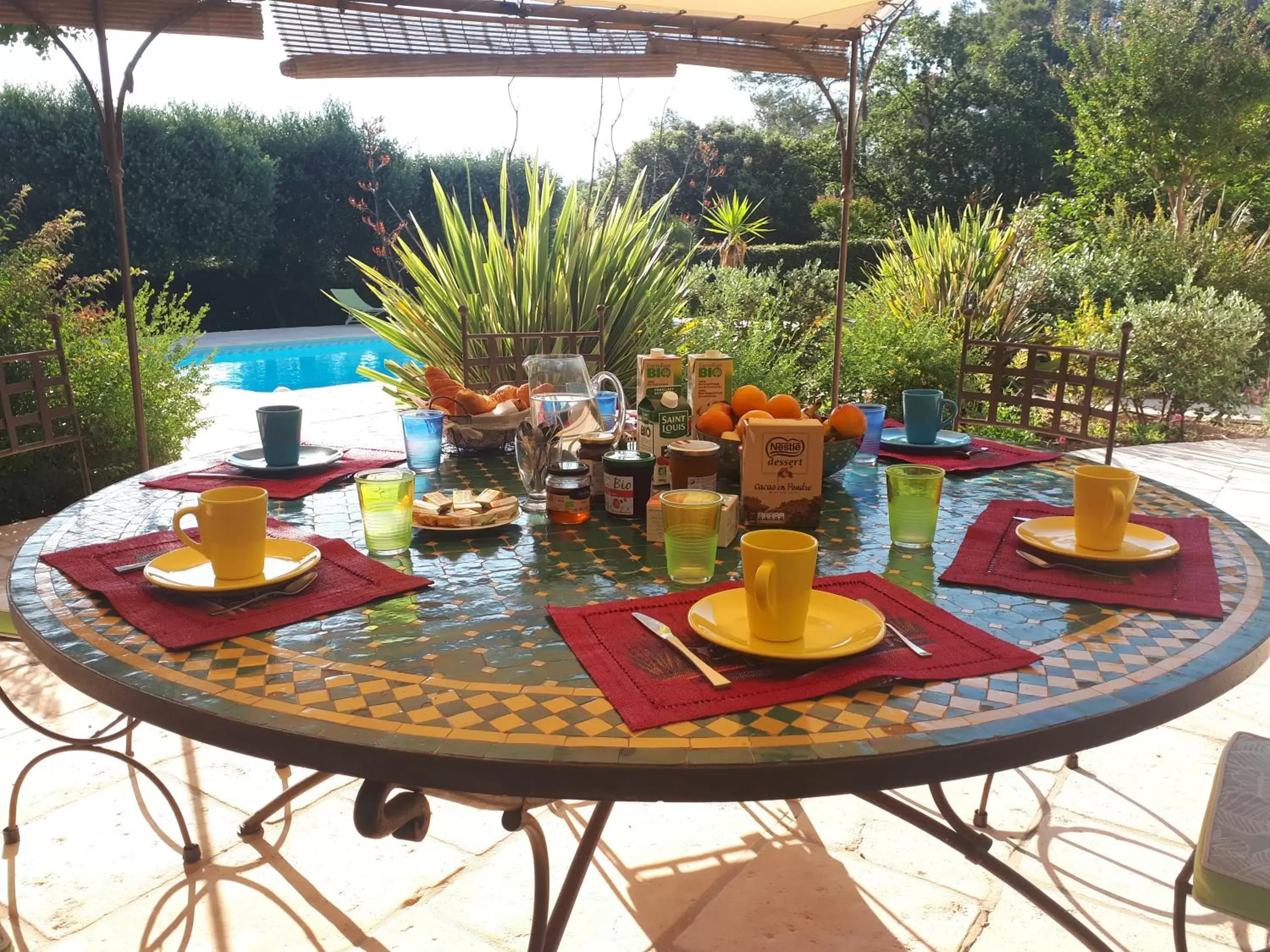 Breakfast in LE MAS DES TARENTES Chambres d'hôtes