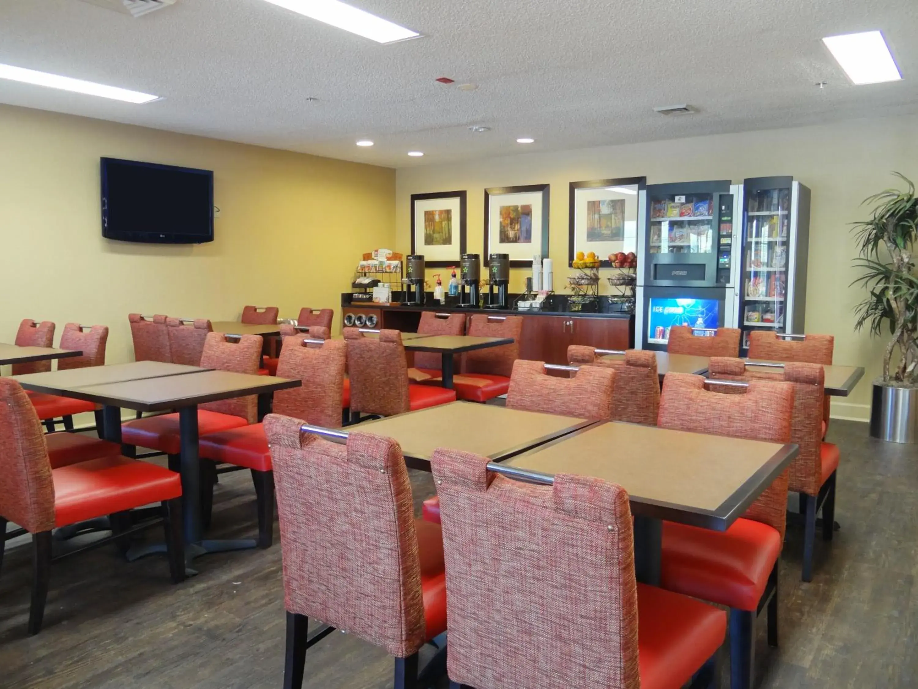 Restaurant/places to eat, Lounge/Bar in Extended Stay America Suites - Raleigh - RTP - 4919 Miami Blvd