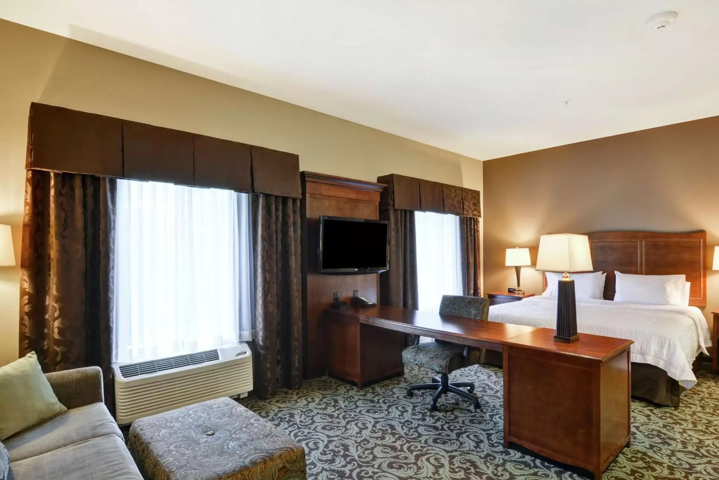 Bedroom, TV/Entertainment Center in Hampton Inn and Suites New Hartford/Utica