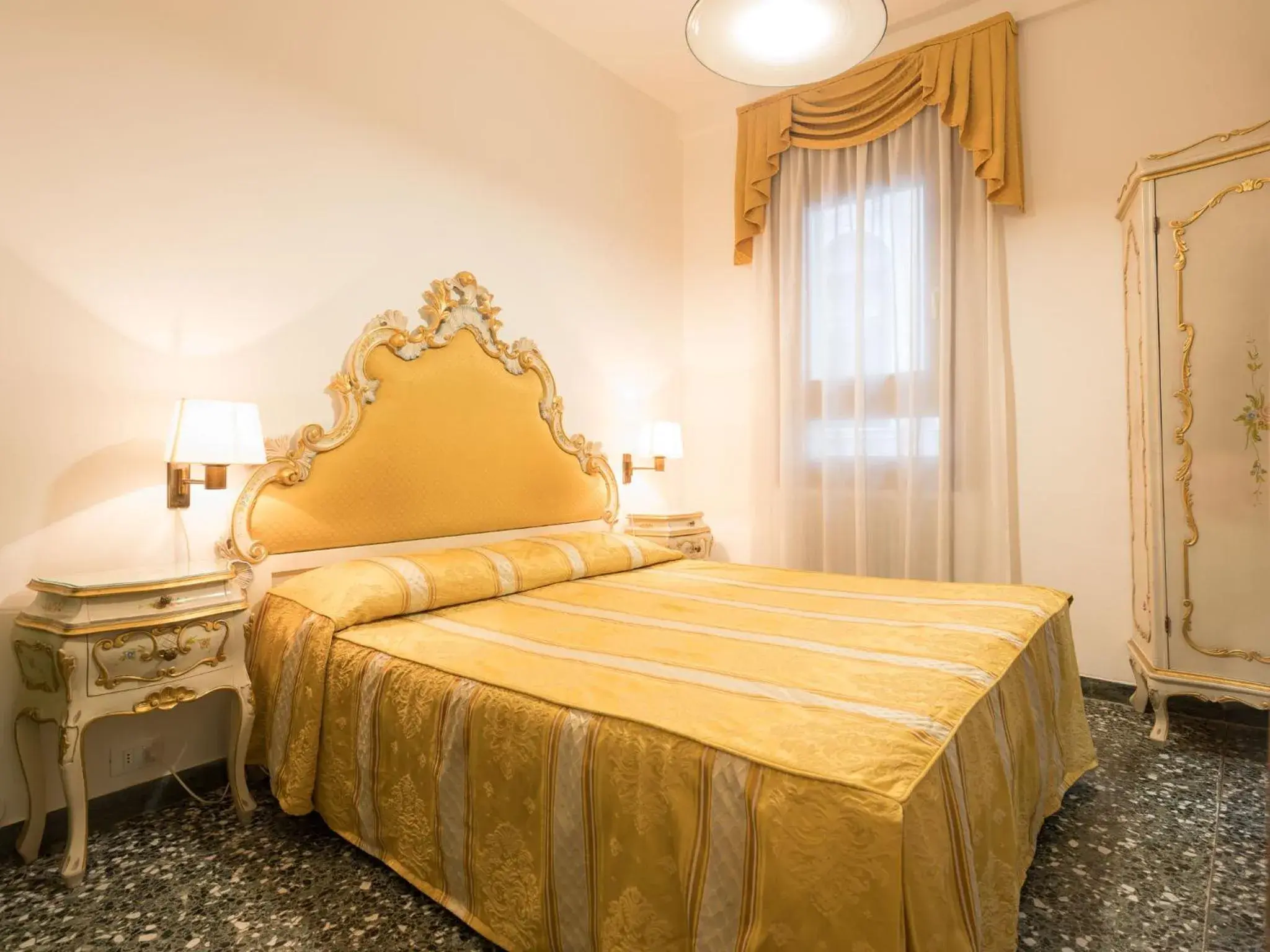 Bed in Albergo Basilea