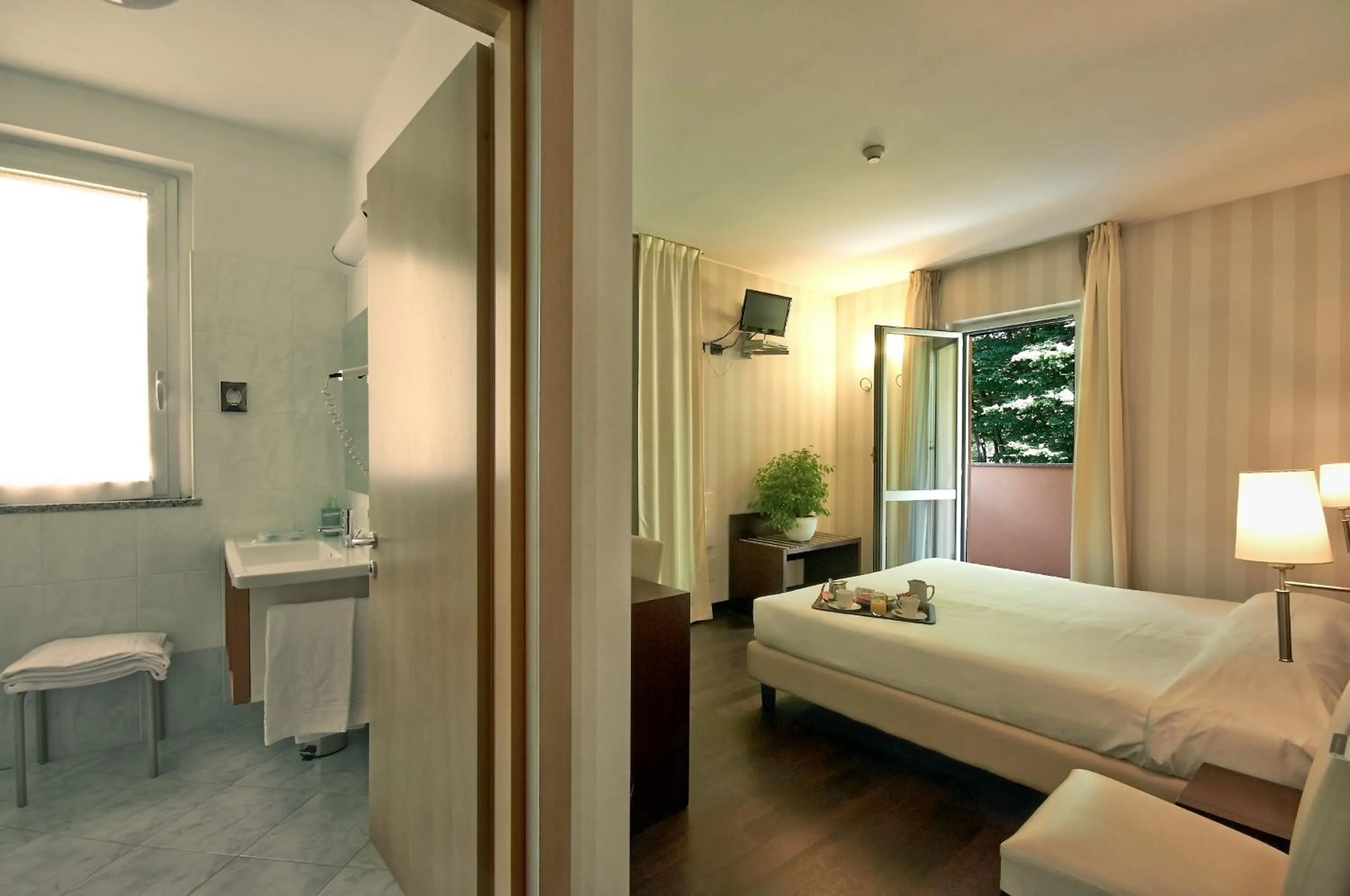 Photo of the whole room, Bed in Hotel 2C