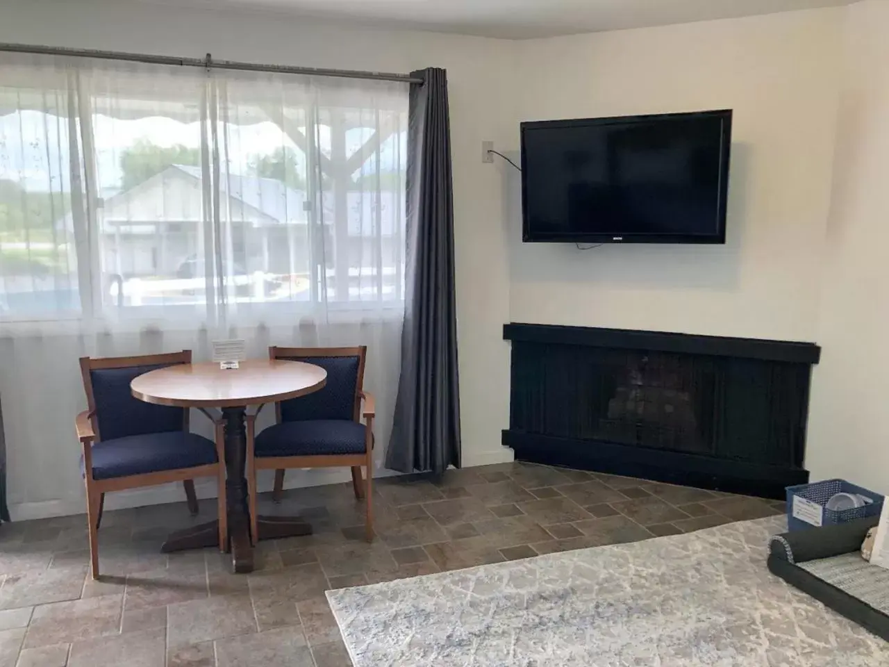 Seating area, TV/Entertainment Center in Waterway Inn