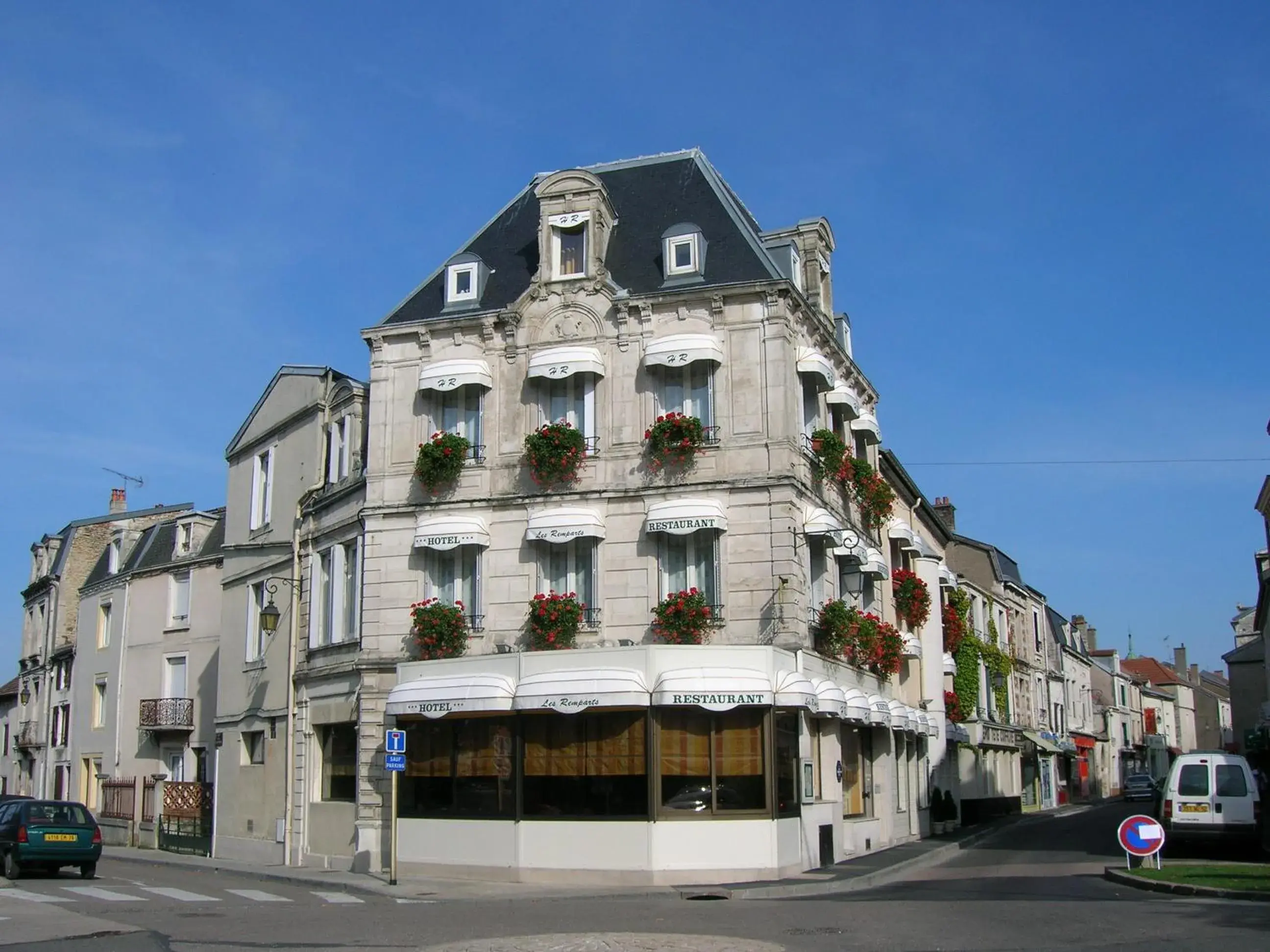 Property Building in Hôtel Restaurant Des Remparts