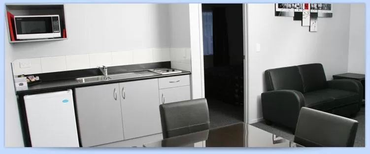 Kitchen/Kitchenette in Eastland Pacific Motel