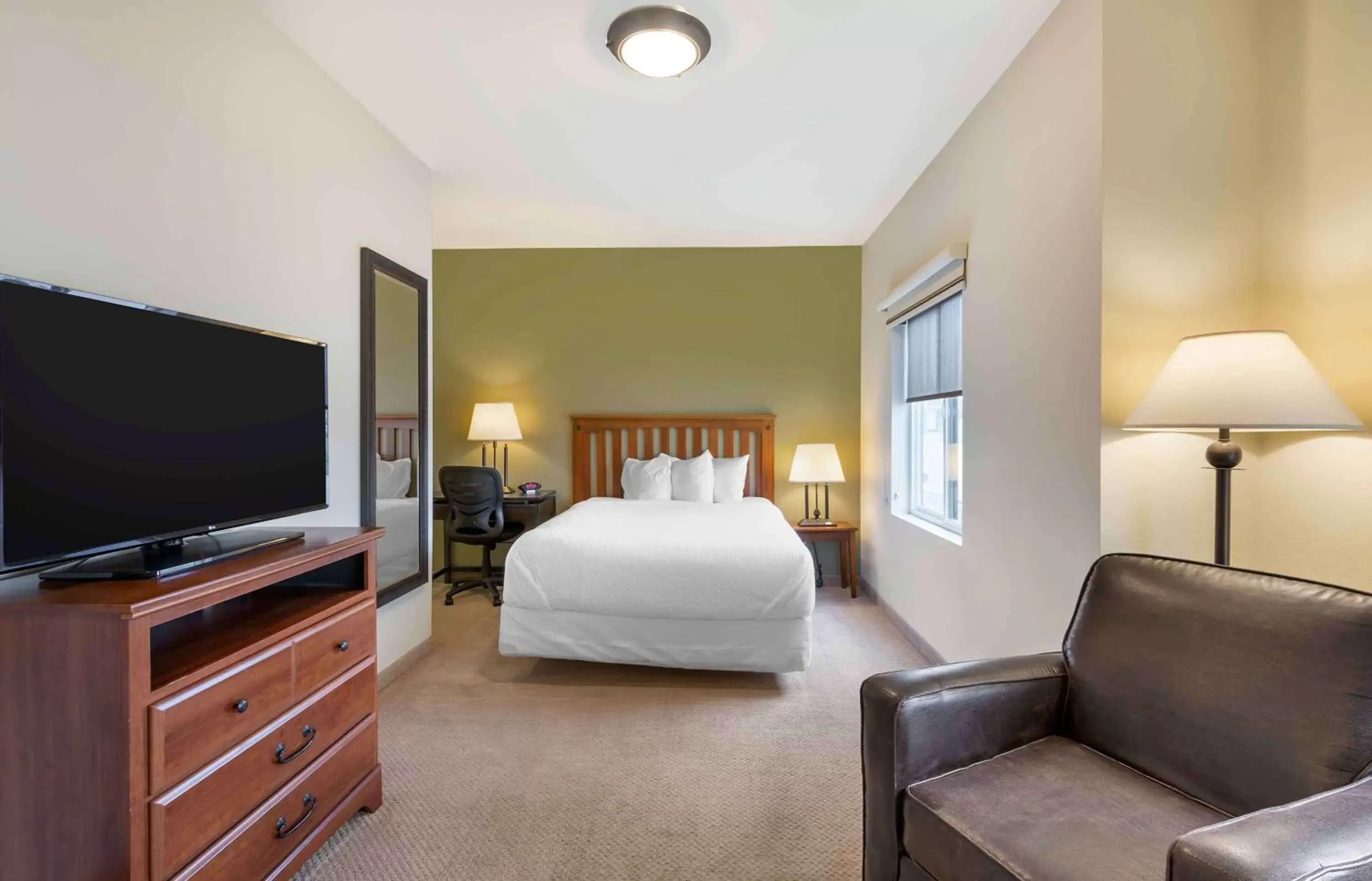 Bedroom, TV/Entertainment Center in Extended Stay Americas Suites - Minot