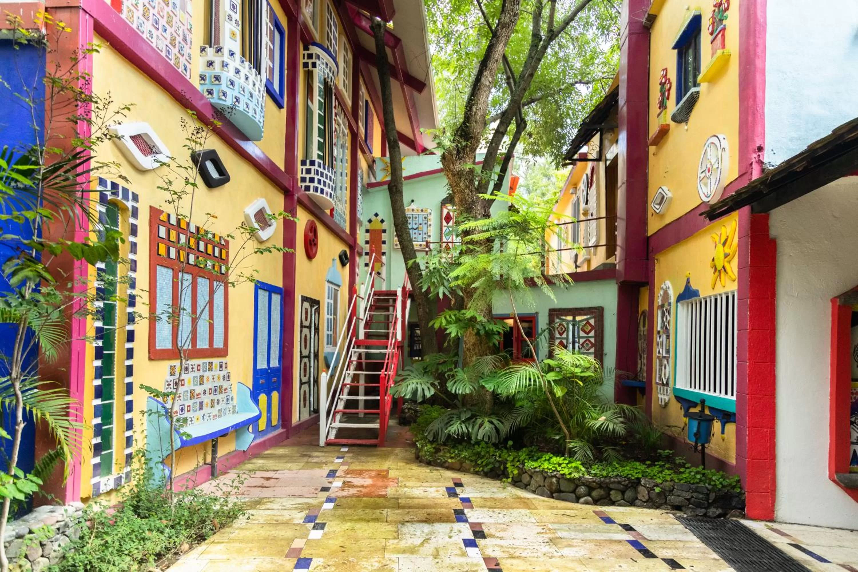 Facade/entrance in Hotel La Casa de los Árboles Immersive Experience