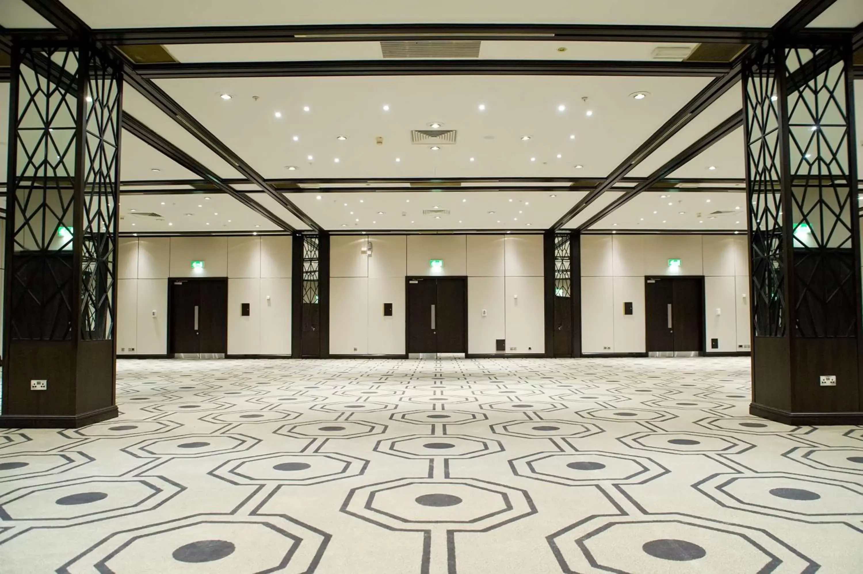 Meeting/conference room, Lobby/Reception in Hilton London Gatwick Airport